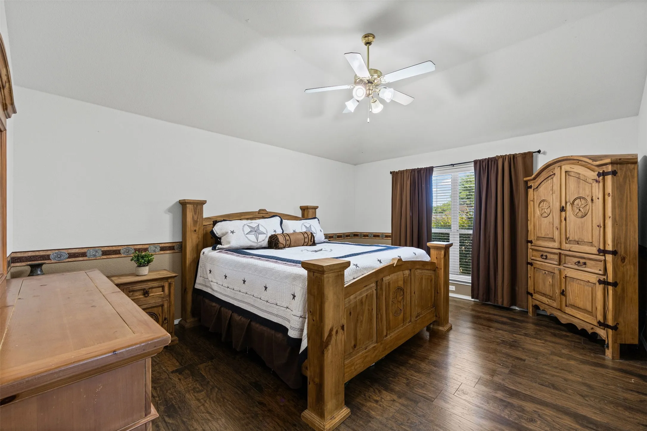 Single Family Residence For Sale in Ellis County , 4621 Cedar Run Drive, Midlothian, Texas 76065, 4 Bedroom, 2 Bathroom, 2 Garage spaces, 2,338 Sqft, built in 2005, mls#21347515, Real Estate Agent in Midlothian, Homes For Sale in Ellis county, Homes For Sale in Midlothian, Realtor in Midlothian Texas, Real Estate Brokerage Independent Realty Texas, Luminita Cordes Realtor