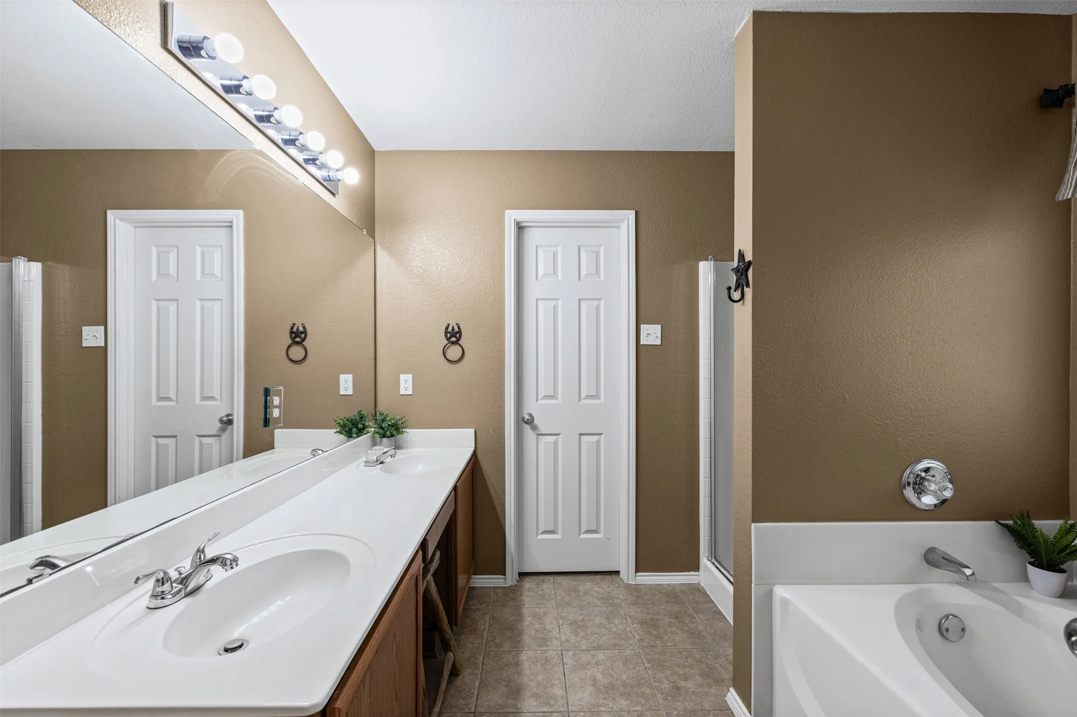 Single Family Residence For Sale in Ellis County , 4621 Cedar Run Drive, Midlothian, Texas 76065, 4 Bedroom, 2 Bathroom, 2 Garage spaces, 2,338 Sqft, built in 2005, mls#21347515, Real Estate Agent in Midlothian, Homes For Sale in Ellis county, Homes For Sale in Midlothian, Realtor in Midlothian Texas, Real Estate Brokerage Independent Realty Texas, Luminita Cordes Realtor