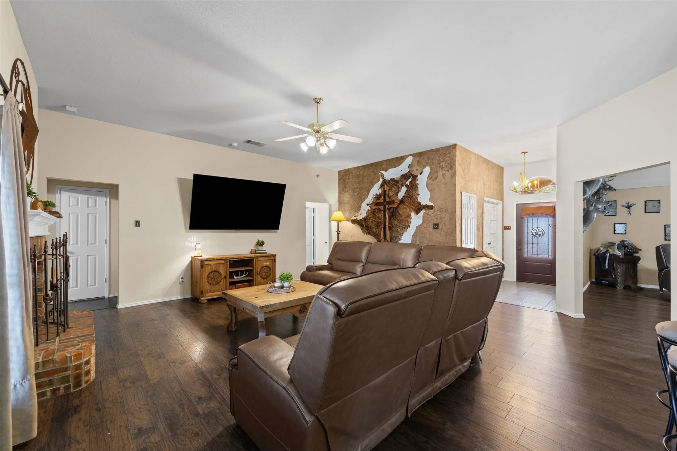 Single Family Residence For Sale in Ellis County , 4621 Cedar Run Drive, Midlothian, Texas 76065, 4 Bedroom, 2 Bathroom, 2 Garage spaces, 2,338 Sqft, built in 2005, mls#21347515, Real Estate Agent in Midlothian, Homes For Sale in Ellis county, Homes For Sale in Midlothian, Realtor in Midlothian Texas, Real Estate Brokerage Independent Realty Texas, Luminita Cordes Realtor