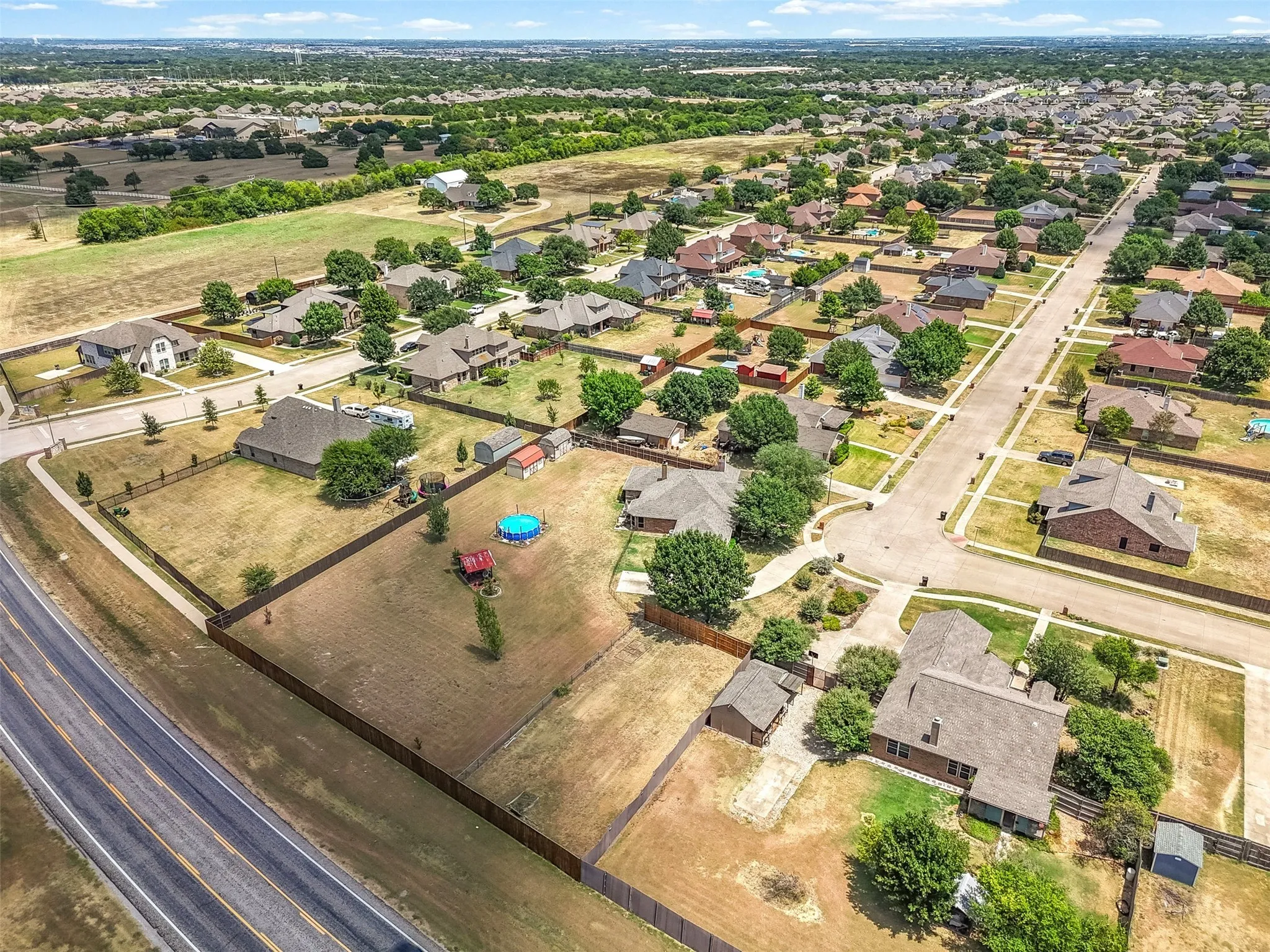 Single Family Residence For Sale in Ellis County , 4621 Cedar Run Drive, Midlothian, Texas 76065, 4 Bedroom, 2 Bathroom, 2 Garage spaces, 2,338 Sqft, built in 2005, mls#21347515, Real Estate Agent in Midlothian, Homes For Sale in Ellis county, Homes For Sale in Midlothian, Realtor in Midlothian Texas, Real Estate Brokerage Independent Realty Texas, Luminita Cordes Realtor