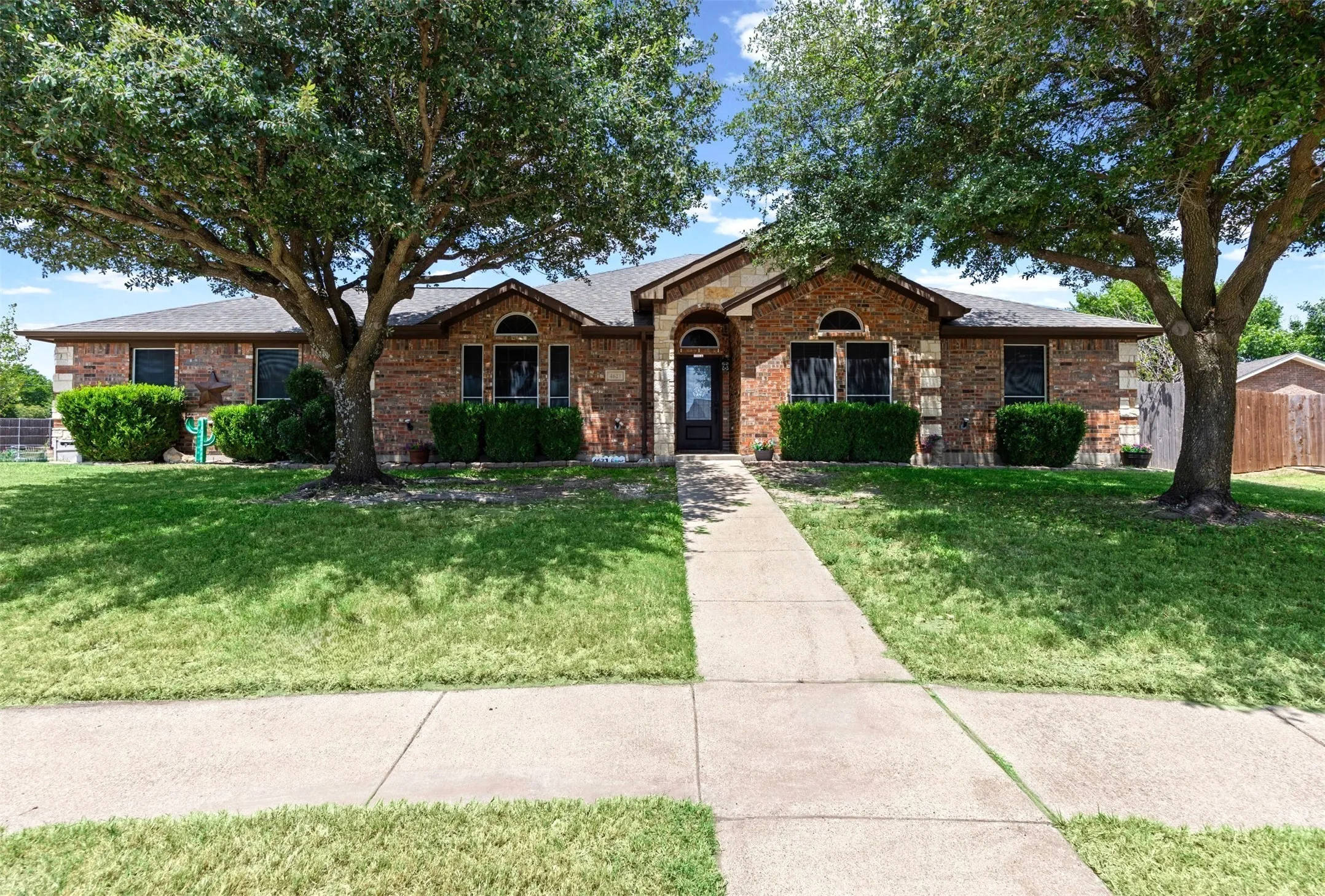Single Family Residence For Sale in Ellis County , 4621 Cedar Run Drive, Midlothian, Texas 76065, 4 Bedroom, 2 Bathroom, 2 Garage spaces, 2,338 Sqft, built in 2005, mls#21347515, Real Estate Agent in Midlothian, Homes For Sale in Ellis county, Homes For Sale in Midlothian, Realtor in Midlothian Texas, Real Estate Brokerage Independent Realty Texas, Luminita Cordes Realtor