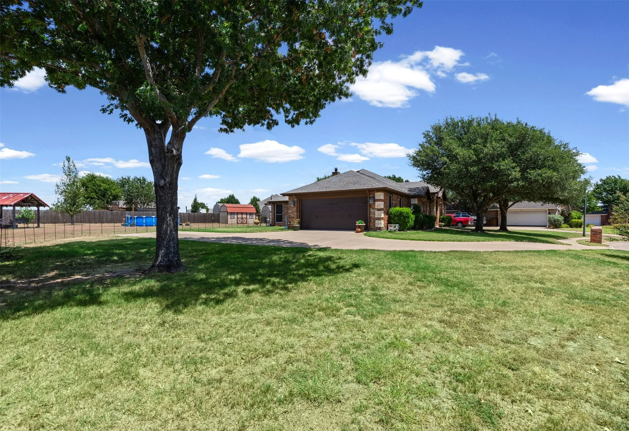 Single Family Residence For Sale in Ellis County , 4621 Cedar Run Drive, Midlothian, Texas 76065, 4 Bedroom, 2 Bathroom, 2 Garage spaces, 2,338 Sqft, built in 2005, mls#21347515, Real Estate Agent in Midlothian, Homes For Sale in Ellis county, Homes For Sale in Midlothian, Realtor in Midlothian Texas, Real Estate Brokerage Independent Realty Texas, Luminita Cordes Realtor