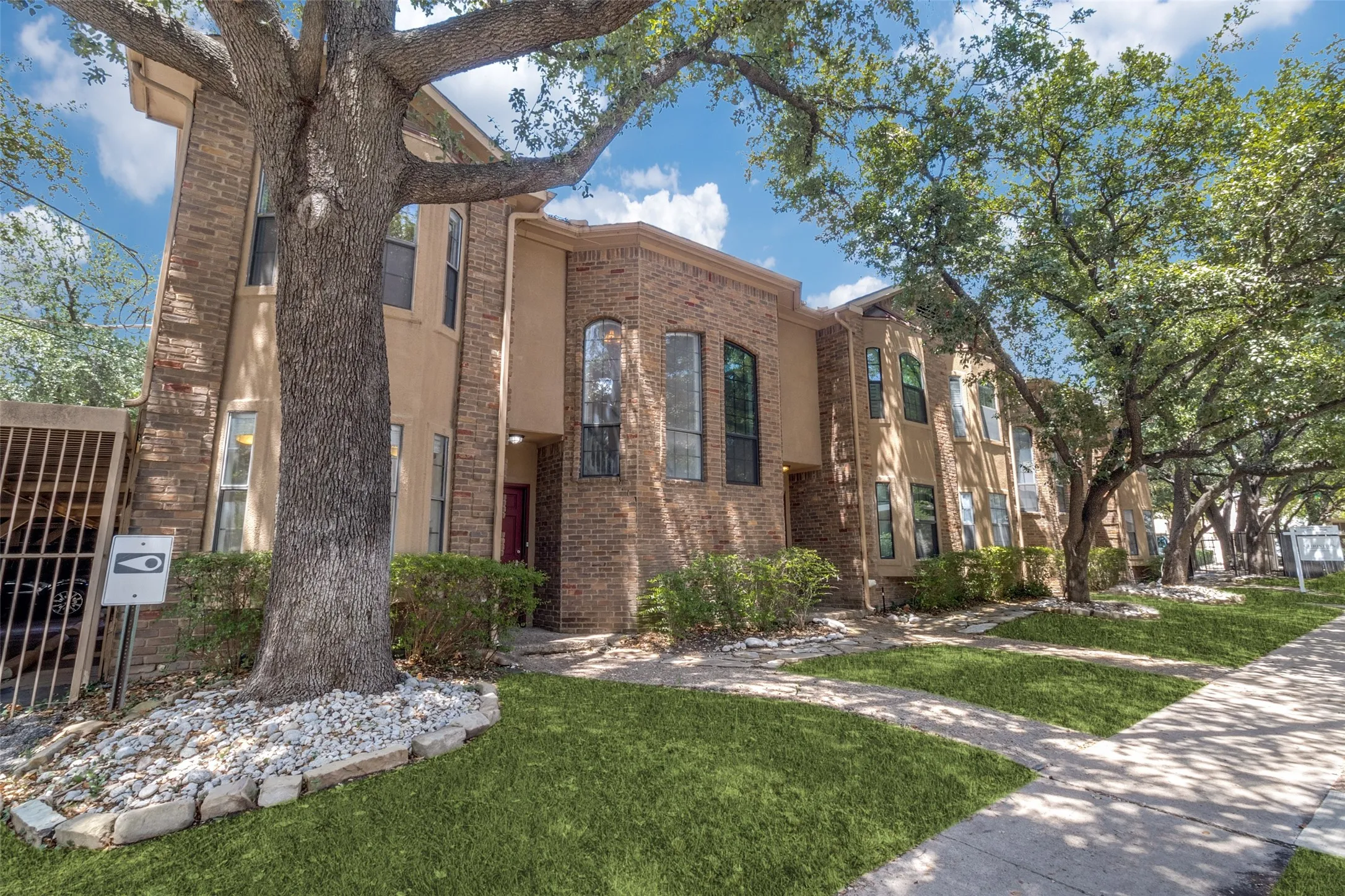 Condominium For Rent in Dallas County , 4307 Gilbert Avenue 308, Dallas, Texas 75219, 2 Bedroom, 3 Bathroom, 1 Garage spaces, 1,008 Sqft, built in 1984, mls#21355381, Real Estate Agent in Dallas, Homes For Rent in Dallas county, Homes For Rent in Dallas, Realtor in Dallas Texas, Real Estate Brokerage Independent Realty Texas, Luminita Cordes Realtor