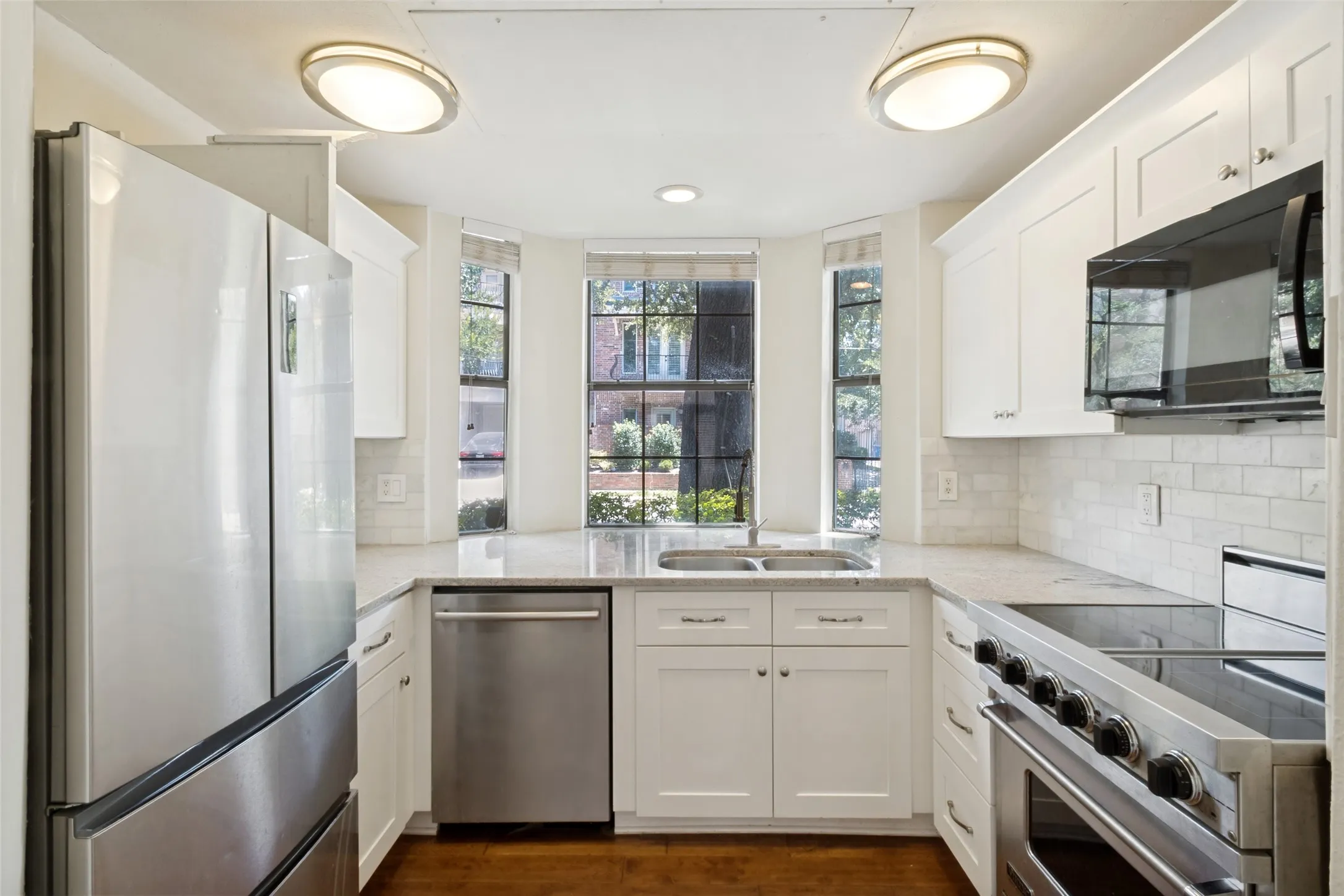 Stainless steel appliances with Viking range.