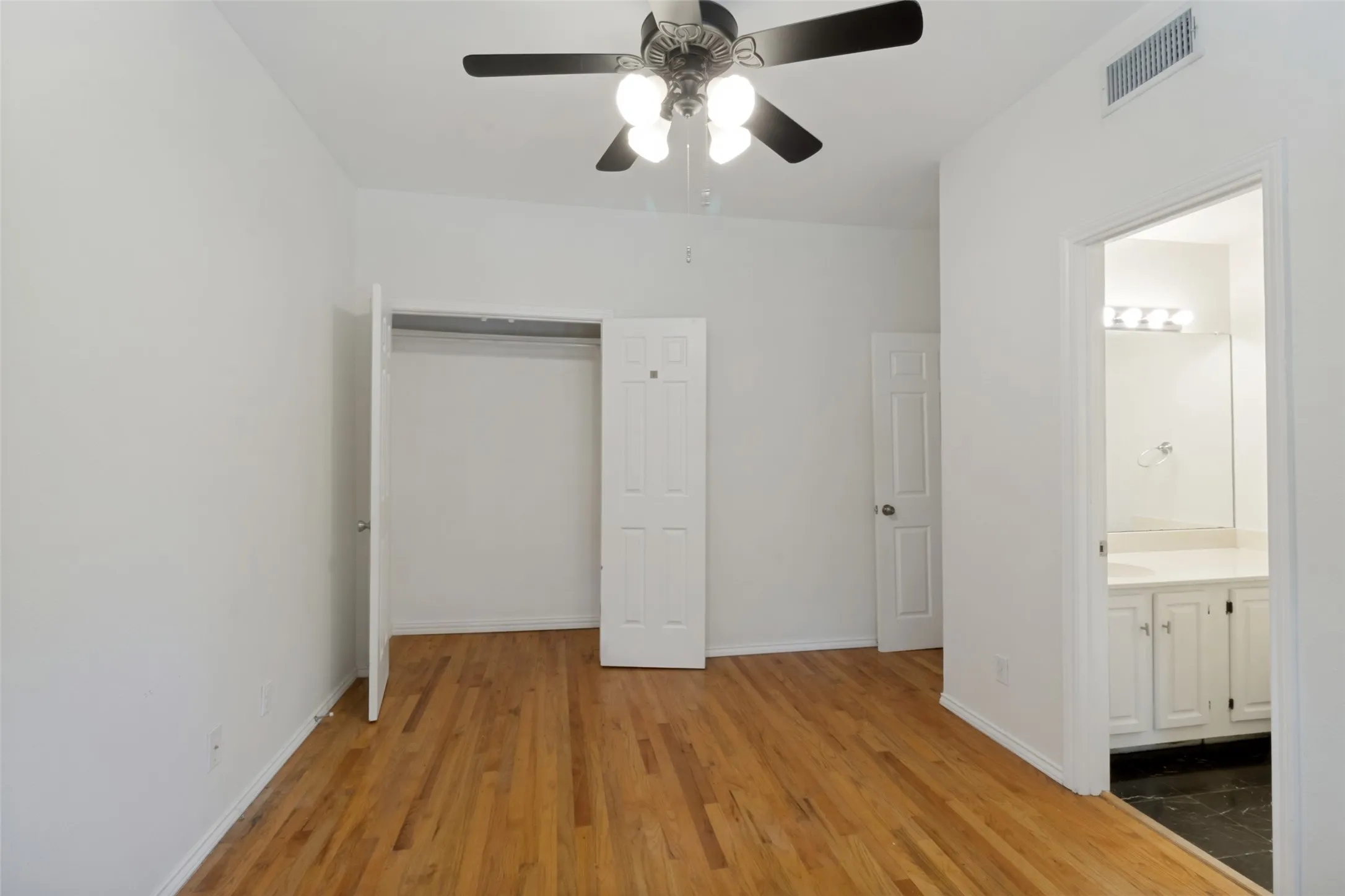 Guest bedroom with ensuite.
