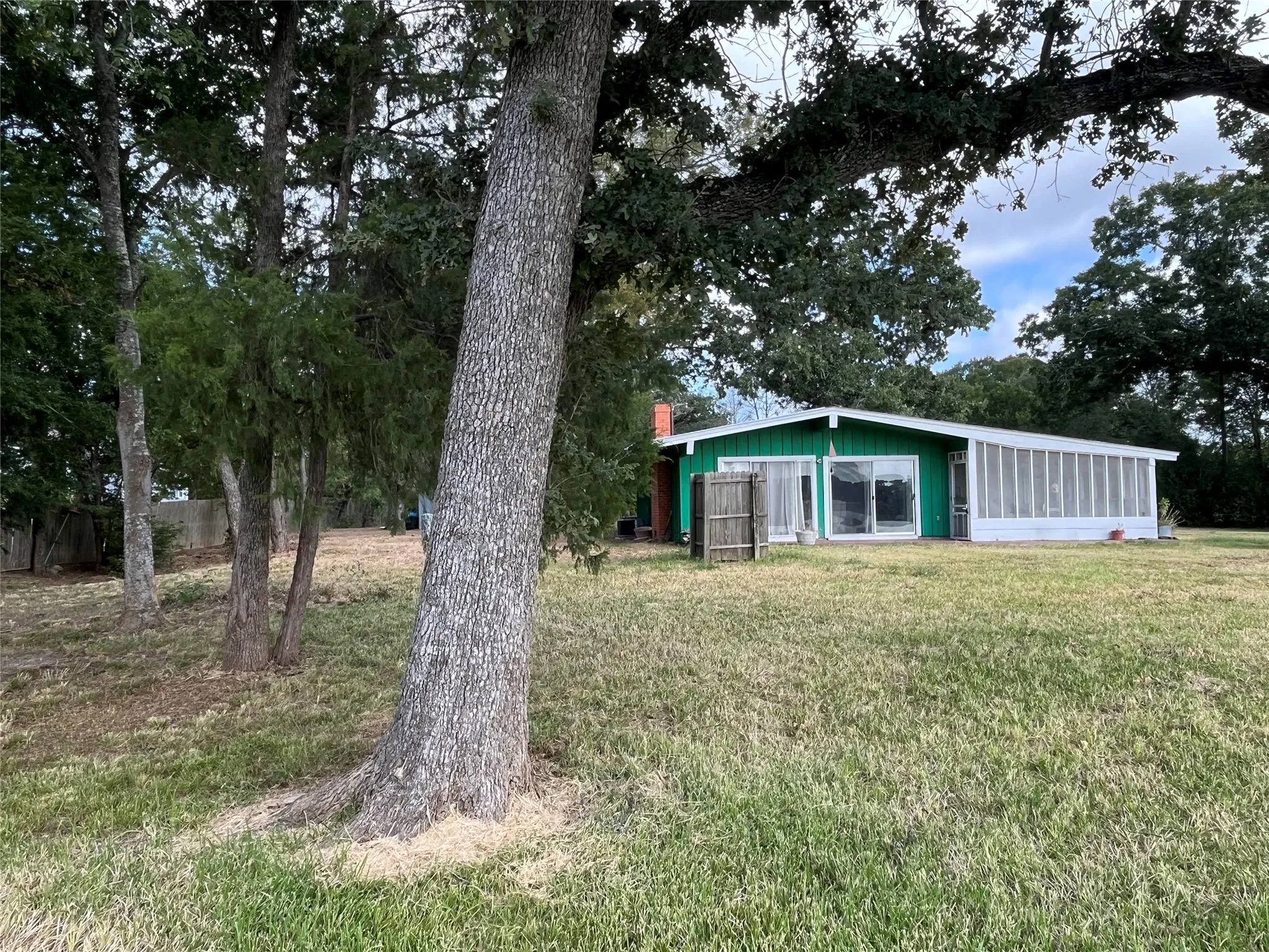 Single Family Residence For Sale in Limestone County , 415 Fm 2681, Mexia, Texas 76667, 2 Bedroom, 1 Bathroom, Garage spaces, 1,080 Sqft, built in 1969, mls#21356673, Real Estate Agent in Mexia, Homes For Sale in Limestone county, Homes For Sale in Mexia, Realtor in Mexia Texas, Real Estate Brokerage Independent Realty Texas, Luminita Cordes Realtor