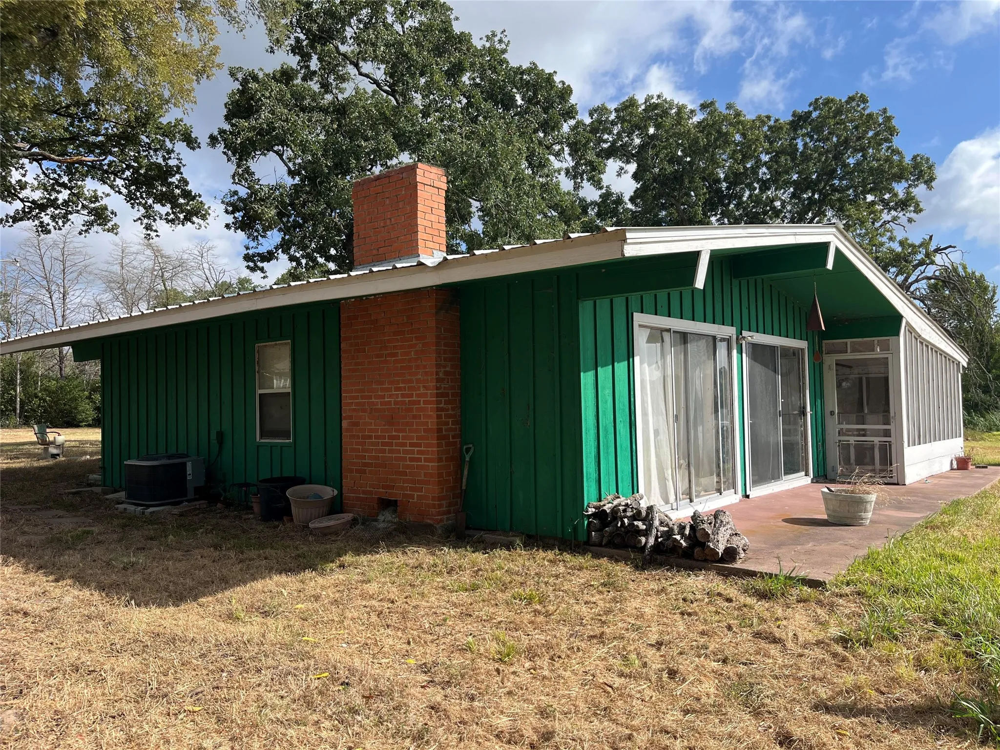Single Family Residence For Sale in Limestone County , 415 Fm 2681, Mexia, Texas 76667, 2 Bedroom, 1 Bathroom, Garage spaces, 1,080 Sqft, built in 1969, mls#21356673, Real Estate Agent in Mexia, Homes For Sale in Limestone county, Homes For Sale in Mexia, Realtor in Mexia Texas, Real Estate Brokerage Independent Realty Texas, Luminita Cordes Realtor