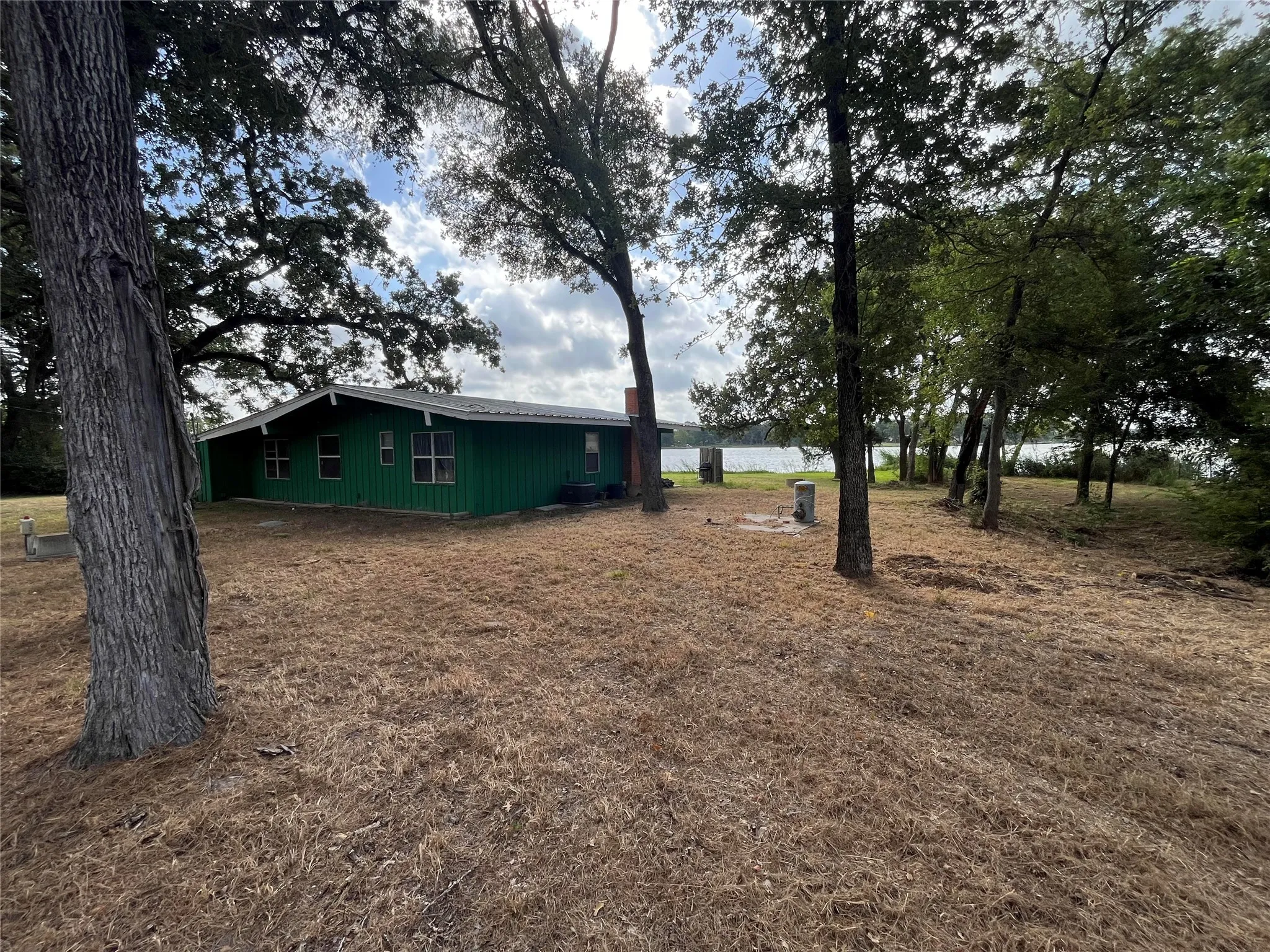 Single Family Residence For Sale in Limestone County , 415 Fm 2681, Mexia, Texas 76667, 2 Bedroom, 1 Bathroom, Garage spaces, 1,080 Sqft, built in 1969, mls#21356673, Real Estate Agent in Mexia, Homes For Sale in Limestone county, Homes For Sale in Mexia, Realtor in Mexia Texas, Real Estate Brokerage Independent Realty Texas, Luminita Cordes Realtor