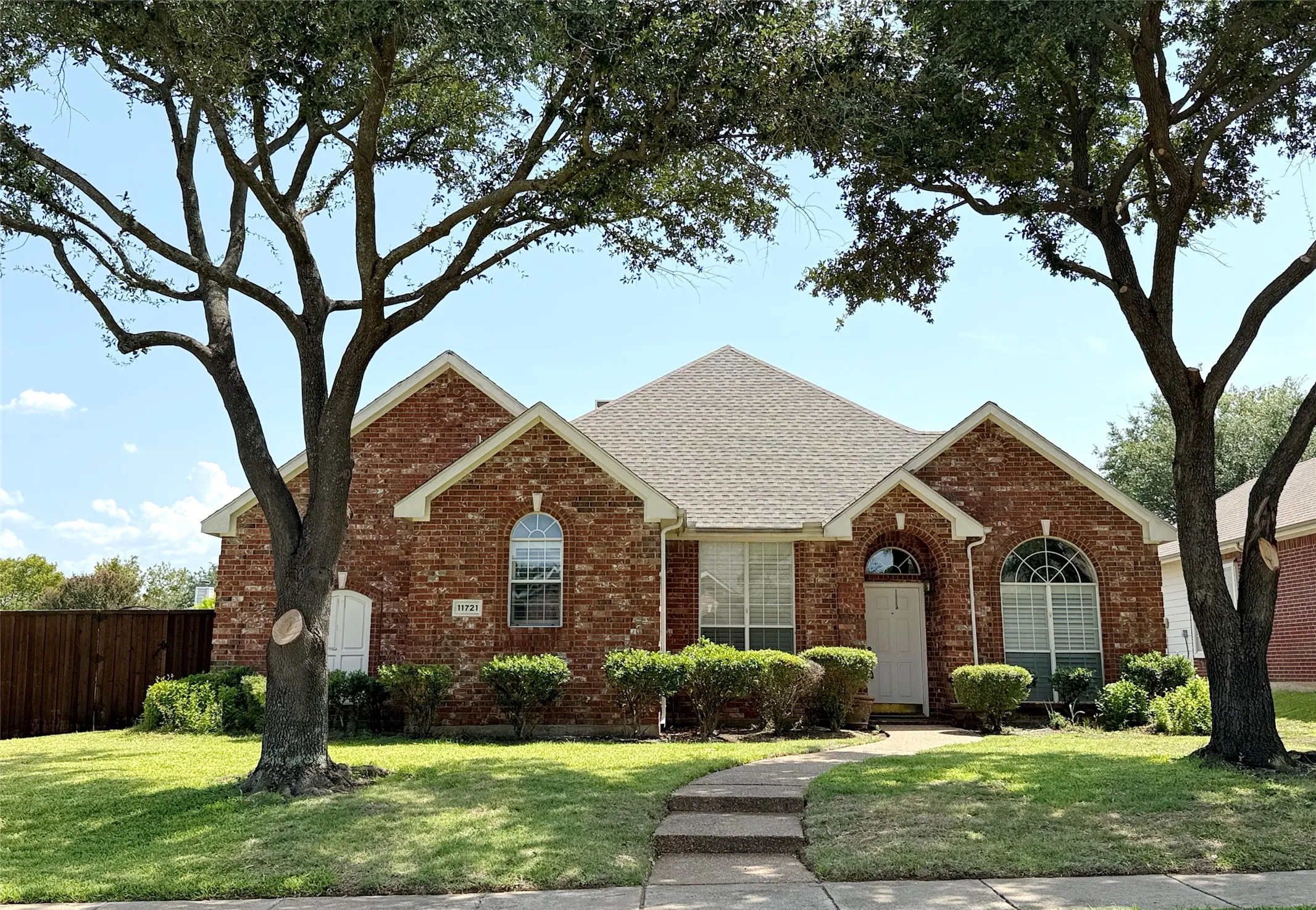 Single Family Residence For Rent in Collin County , 11721 Duxbury Drive, Frisco, Texas 75035, 4 Bedroom, 2 Bathroom, 2 Garage spaces, 2,395 Sqft, built in 1999, mls#21353242, Real Estate Agent in Frisco, Homes For Rent in Collin county, Homes For Rent in Frisco, Realtor in Frisco Texas, Real Estate Brokerage Independent Realty Texas, Luminita Cordes Realtor