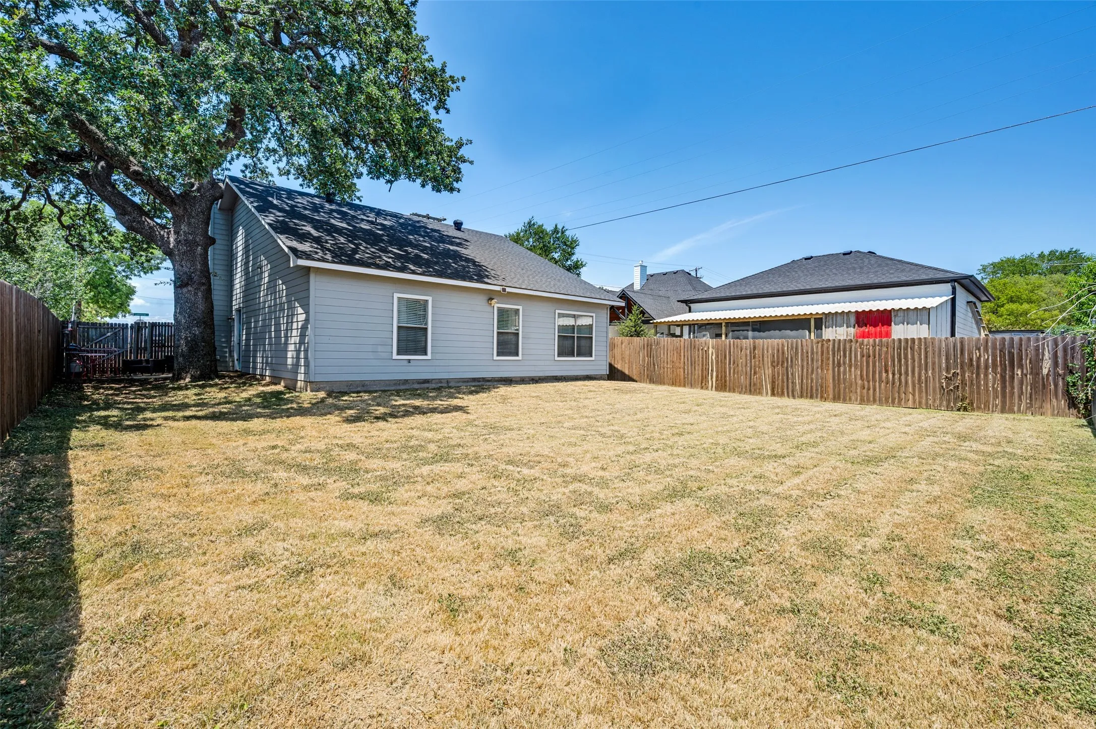 Single Family Residence For Sale in Denton County , 100 S Lakeview Drive, Lake Dallas, Texas 75065, 3 Bedroom, 2 Bathroom, 2 Garage spaces, 1,222 Sqft, built in 2005, mls#21331156, Real Estate Agent in Lake Dallas, Homes For Sale in Denton county, Homes For Sale in Lake Dallas, Realtor in Lake Dallas Texas, Real Estate Brokerage Independent Realty Texas, Luminita Cordes Realtor