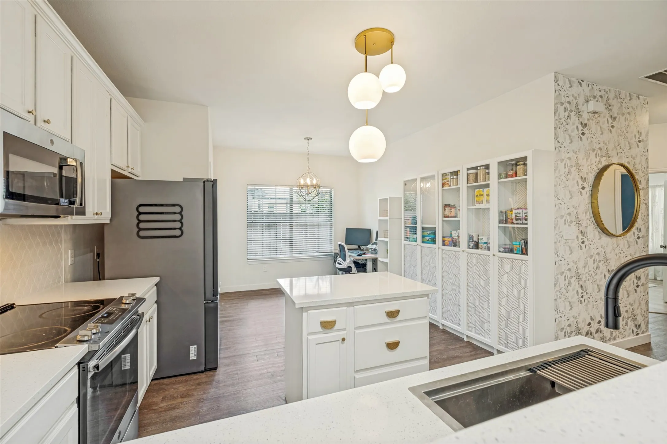 Single Family Residence For Sale in Denton County , 100 S Lakeview Drive, Lake Dallas, Texas 75065, 3 Bedroom, 2 Bathroom, 2 Garage spaces, 1,222 Sqft, built in 2005, mls#21331156, Real Estate Agent in Lake Dallas, Homes For Sale in Denton county, Homes For Sale in Lake Dallas, Realtor in Lake Dallas Texas, Real Estate Brokerage Independent Realty Texas, Luminita Cordes Realtor