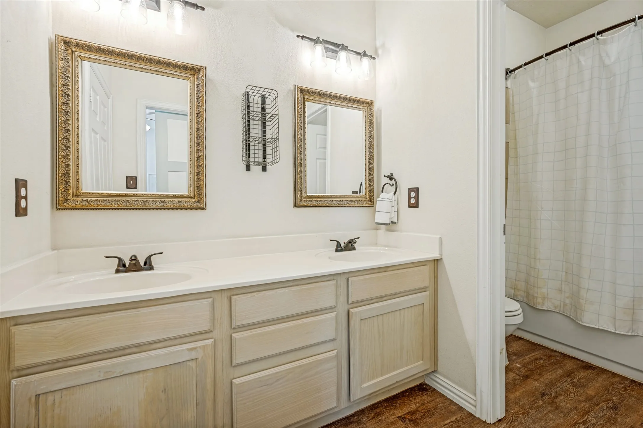 Single Family Residence For Sale in Denton County , 100 S Lakeview Drive, Lake Dallas, Texas 75065, 3 Bedroom, 2 Bathroom, 2 Garage spaces, 1,222 Sqft, built in 2005, mls#21331156, Real Estate Agent in Lake Dallas, Homes For Sale in Denton county, Homes For Sale in Lake Dallas, Realtor in Lake Dallas Texas, Real Estate Brokerage Independent Realty Texas, Luminita Cordes Realtor