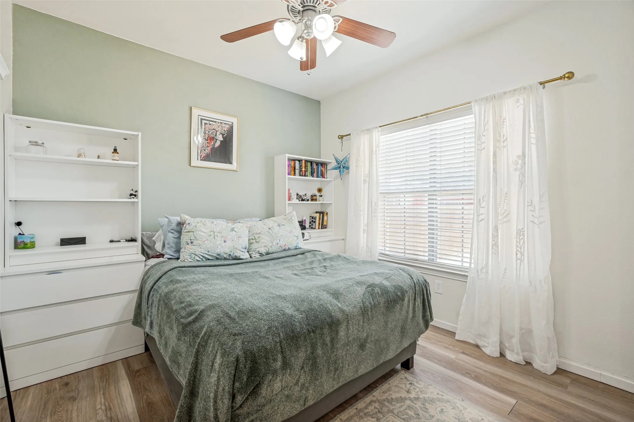 Single Family Residence For Sale in Denton County , 100 S Lakeview Drive, Lake Dallas, Texas 75065, 3 Bedroom, 2 Bathroom, 2 Garage spaces, 1,222 Sqft, built in 2005, mls#21331156, Real Estate Agent in Lake Dallas, Homes For Sale in Denton county, Homes For Sale in Lake Dallas, Realtor in Lake Dallas Texas, Real Estate Brokerage Independent Realty Texas, Luminita Cordes Realtor