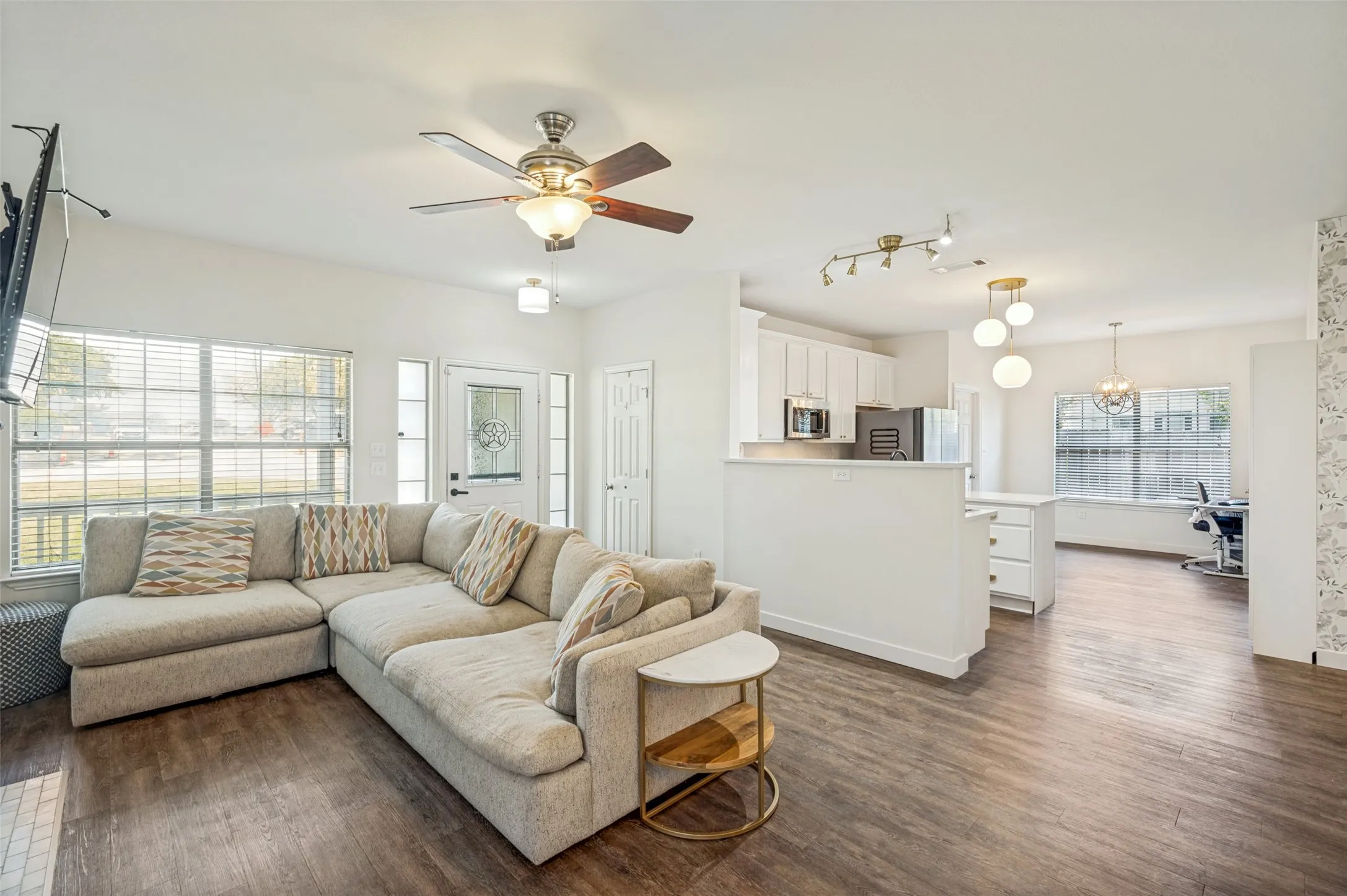 Single Family Residence For Sale in Denton County , 100 S Lakeview Drive, Lake Dallas, Texas 75065, 3 Bedroom, 2 Bathroom, 2 Garage spaces, 1,222 Sqft, built in 2005, mls#21331156, Real Estate Agent in Lake Dallas, Homes For Sale in Denton county, Homes For Sale in Lake Dallas, Realtor in Lake Dallas Texas, Real Estate Brokerage Independent Realty Texas, Luminita Cordes Realtor