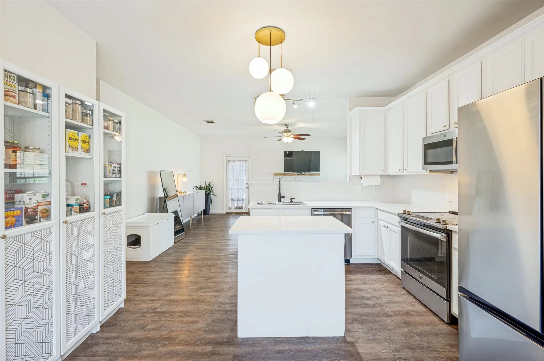 Single Family Residence For Sale in Denton County , 100 S Lakeview Drive, Lake Dallas, Texas 75065, 3 Bedroom, 2 Bathroom, 2 Garage spaces, 1,222 Sqft, built in 2005, mls#21331156, Real Estate Agent in Lake Dallas, Homes For Sale in Denton county, Homes For Sale in Lake Dallas, Realtor in Lake Dallas Texas, Real Estate Brokerage Independent Realty Texas, Luminita Cordes Realtor