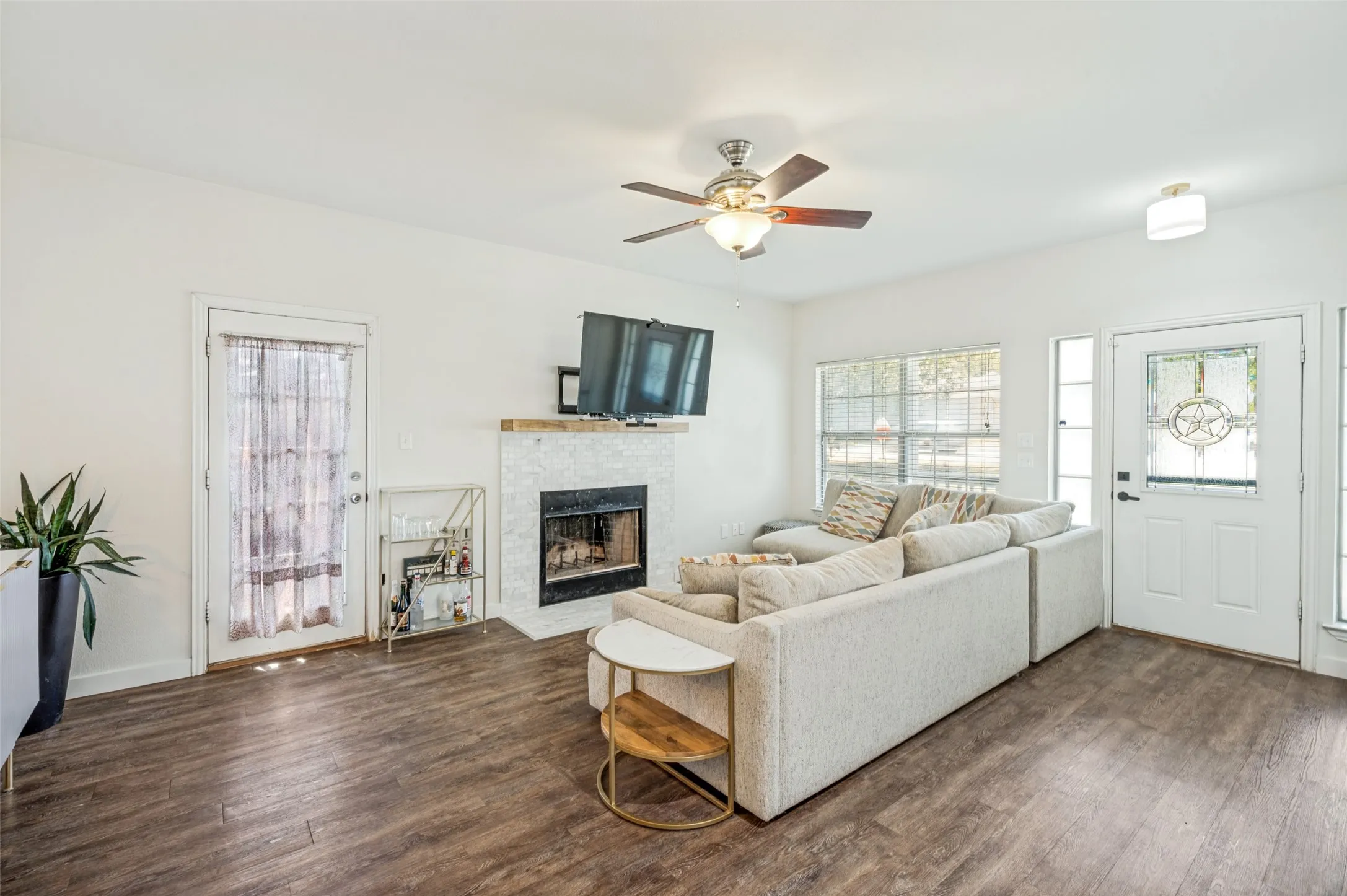 Single Family Residence For Sale in Denton County , 100 S Lakeview Drive, Lake Dallas, Texas 75065, 3 Bedroom, 2 Bathroom, 2 Garage spaces, 1,222 Sqft, built in 2005, mls#21331156, Real Estate Agent in Lake Dallas, Homes For Sale in Denton county, Homes For Sale in Lake Dallas, Realtor in Lake Dallas Texas, Real Estate Brokerage Independent Realty Texas, Luminita Cordes Realtor