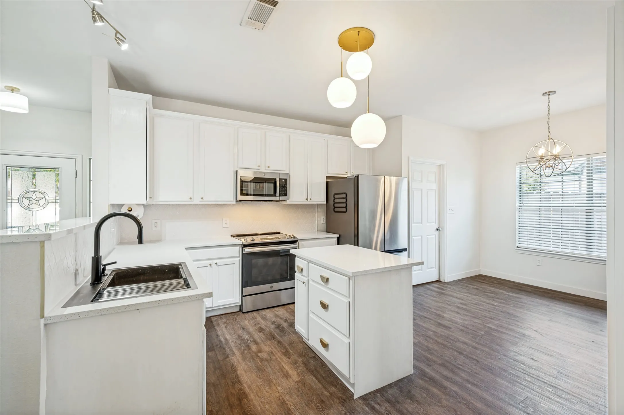 Single Family Residence For Sale in Denton County , 100 S Lakeview Drive, Lake Dallas, Texas 75065, 3 Bedroom, 2 Bathroom, 2 Garage spaces, 1,222 Sqft, built in 2005, mls#21331156, Real Estate Agent in Lake Dallas, Homes For Sale in Denton county, Homes For Sale in Lake Dallas, Realtor in Lake Dallas Texas, Real Estate Brokerage Independent Realty Texas, Luminita Cordes Realtor