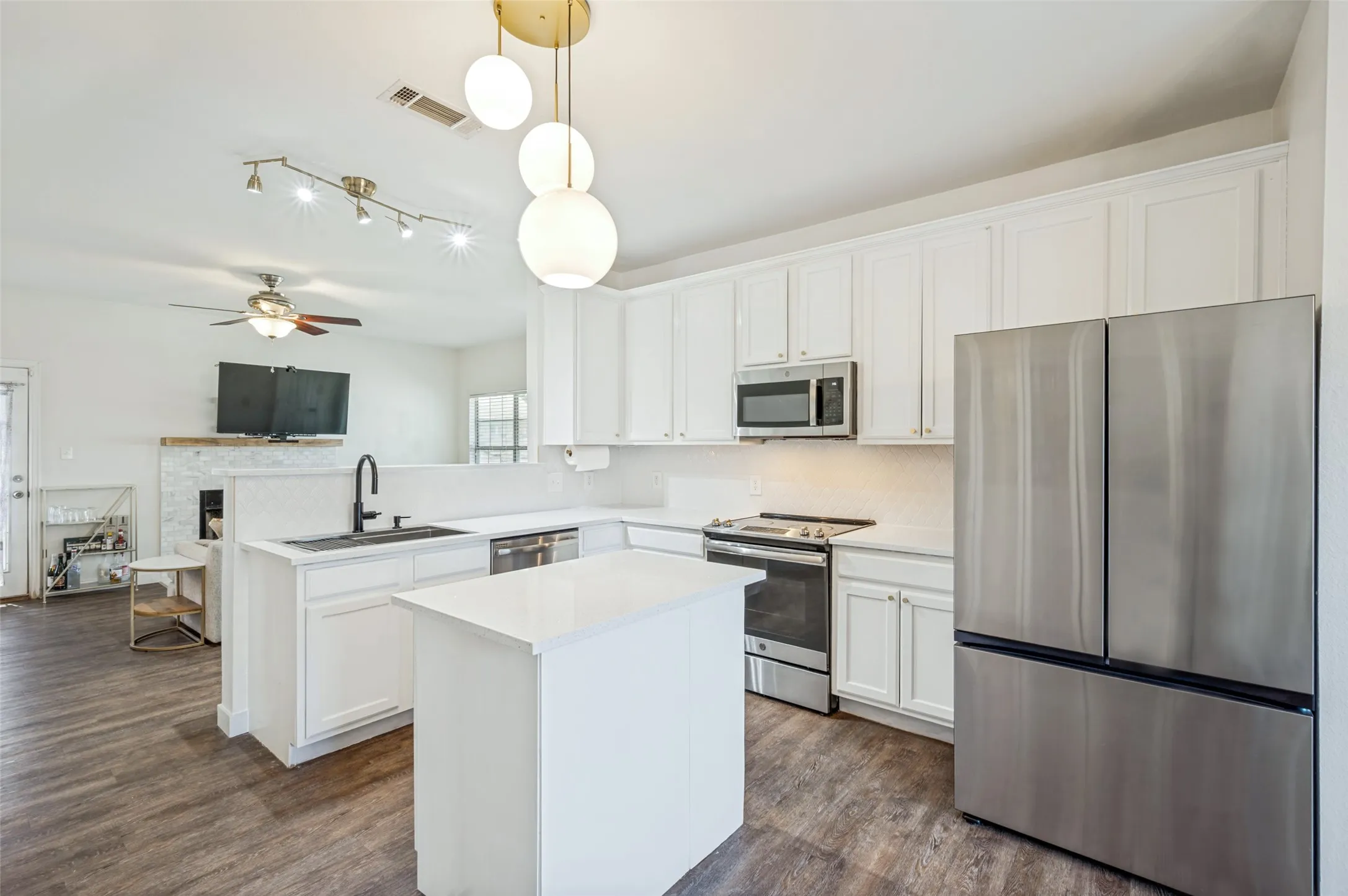 Single Family Residence For Sale in Denton County , 100 S Lakeview Drive, Lake Dallas, Texas 75065, 3 Bedroom, 2 Bathroom, 2 Garage spaces, 1,222 Sqft, built in 2005, mls#21331156, Real Estate Agent in Lake Dallas, Homes For Sale in Denton county, Homes For Sale in Lake Dallas, Realtor in Lake Dallas Texas, Real Estate Brokerage Independent Realty Texas, Luminita Cordes Realtor