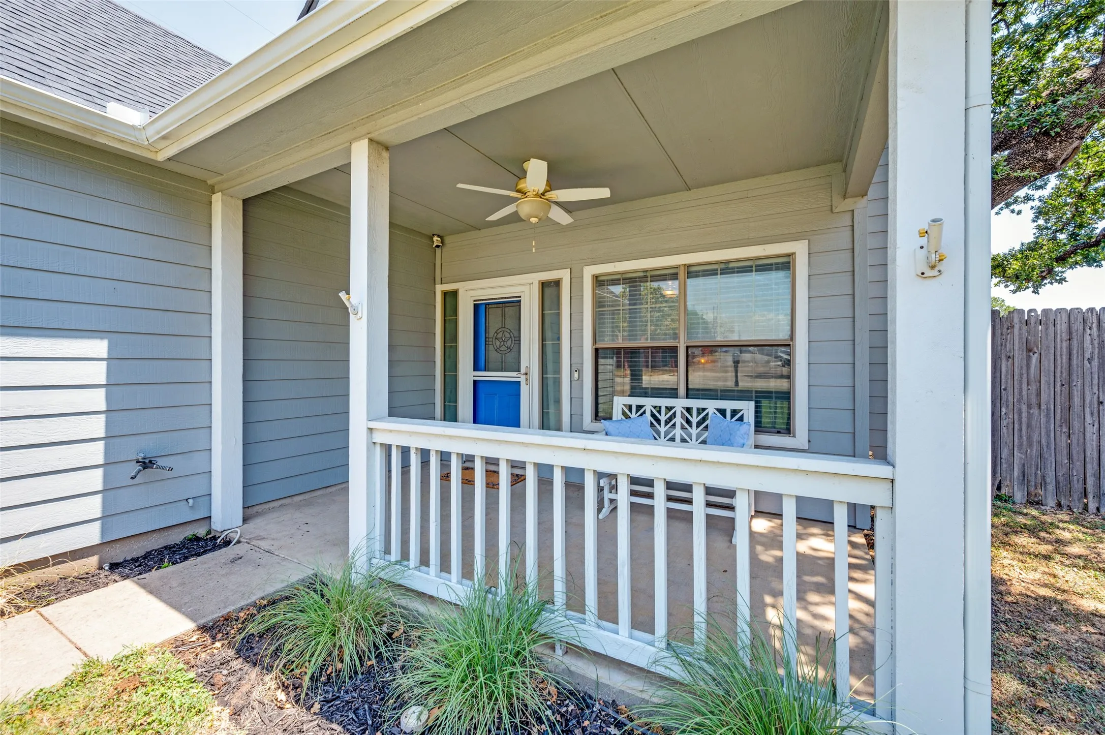 Single Family Residence For Sale in Denton County , 100 S Lakeview Drive, Lake Dallas, Texas 75065, 3 Bedroom, 2 Bathroom, 2 Garage spaces, 1,222 Sqft, built in 2005, mls#21331156, Real Estate Agent in Lake Dallas, Homes For Sale in Denton county, Homes For Sale in Lake Dallas, Realtor in Lake Dallas Texas, Real Estate Brokerage Independent Realty Texas, Luminita Cordes Realtor