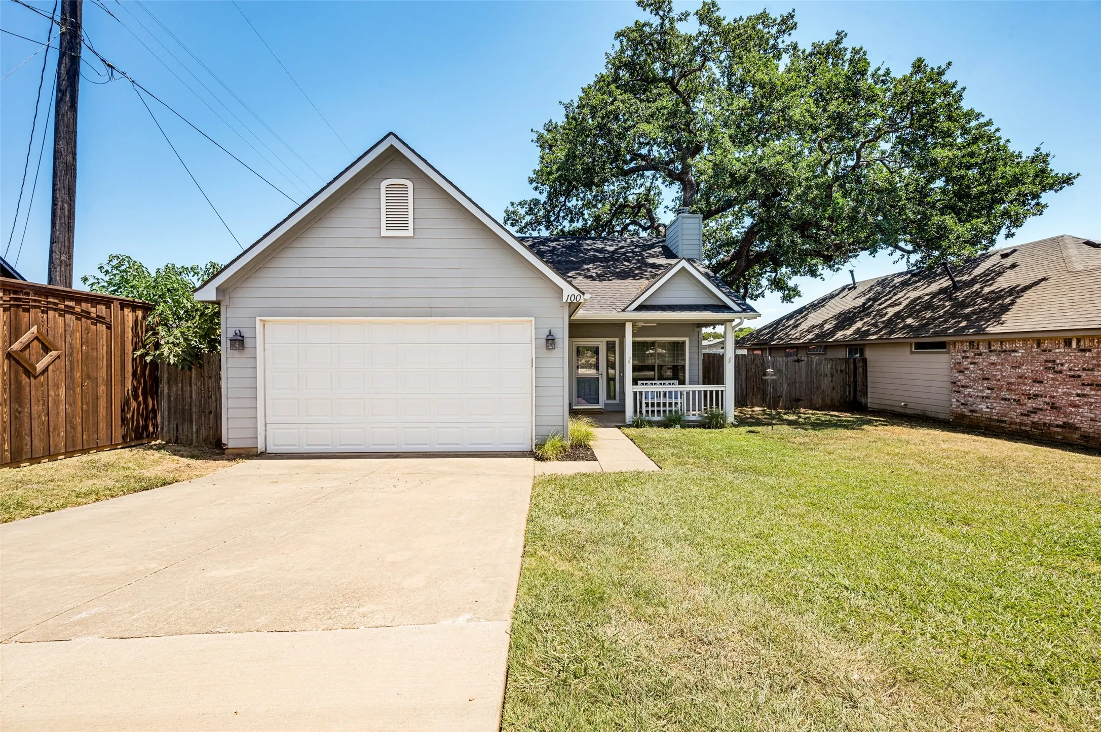 Single Family Residence For Sale in Denton County , 100 S Lakeview Drive, Lake Dallas, Texas 75065, 3 Bedroom, 2 Bathroom, 2 Garage spaces, 1,222 Sqft, built in 2005, mls#21331156, Real Estate Agent in Lake Dallas, Homes For Sale in Denton county, Homes For Sale in Lake Dallas, Realtor in Lake Dallas Texas, Real Estate Brokerage Independent Realty Texas, Luminita Cordes Realtor