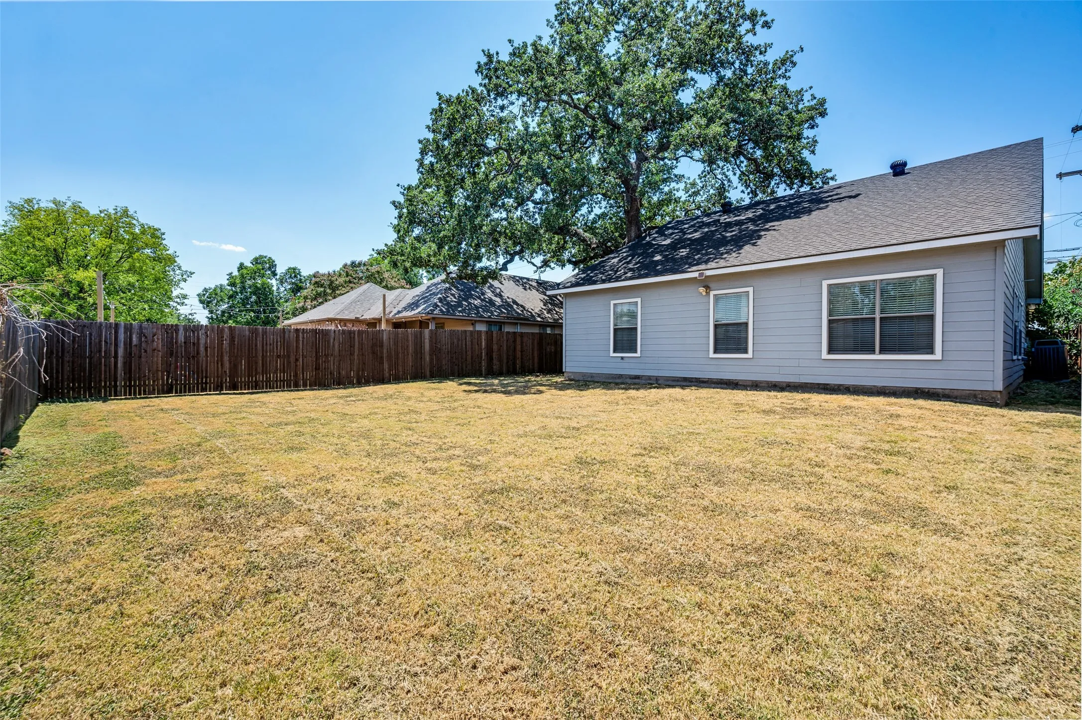 Single Family Residence For Sale in Denton County , 100 S Lakeview Drive, Lake Dallas, Texas 75065, 3 Bedroom, 2 Bathroom, 2 Garage spaces, 1,222 Sqft, built in 2005, mls#21331156, Real Estate Agent in Lake Dallas, Homes For Sale in Denton county, Homes For Sale in Lake Dallas, Realtor in Lake Dallas Texas, Real Estate Brokerage Independent Realty Texas, Luminita Cordes Realtor