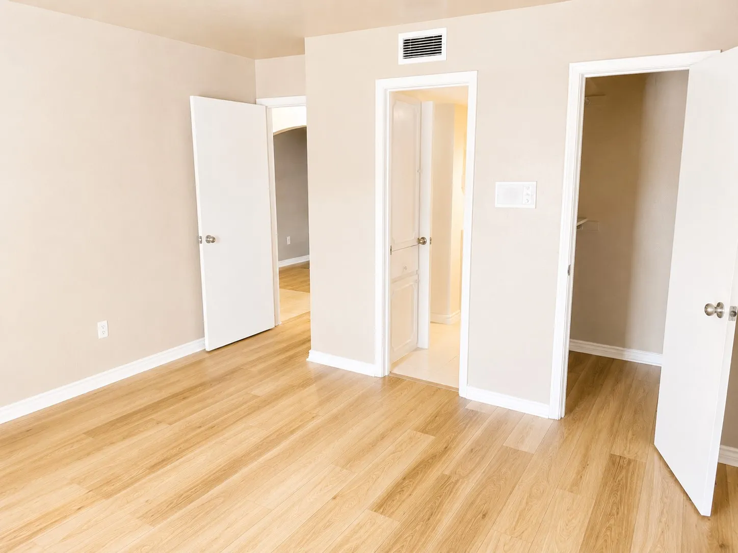 Condominium For Sale in Dallas County , 15931 Stillwood Street 1096, Dallas, Texas 75248, 1 Bedroom, 1 Bathroom, Garage spaces, 606 Sqft, built in 1968, mls#21355705, Real Estate Agent in Dallas, Homes For Sale in Dallas county, Homes For Sale in Dallas, Realtor in Dallas Texas, Real Estate Brokerage Independent Realty Texas, Luminita Cordes Realtor