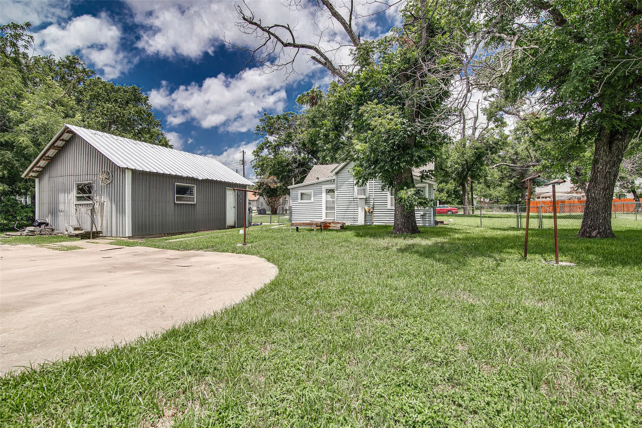 Single Family Residence For Rent in Johnson County , 507 W Heard Street, Cleburne, Texas 76033, 2 Bedroom, 1 Bathroom, 2 Garage spaces, 1,302 Sqft, built in 1982, mls#21357418, Real Estate Agent in Cleburne, Homes For Rent in Johnson county, Homes For Rent in Cleburne, Realtor in Cleburne Texas, Real Estate Brokerage Independent Realty Texas, Luminita Cordes Realtor
