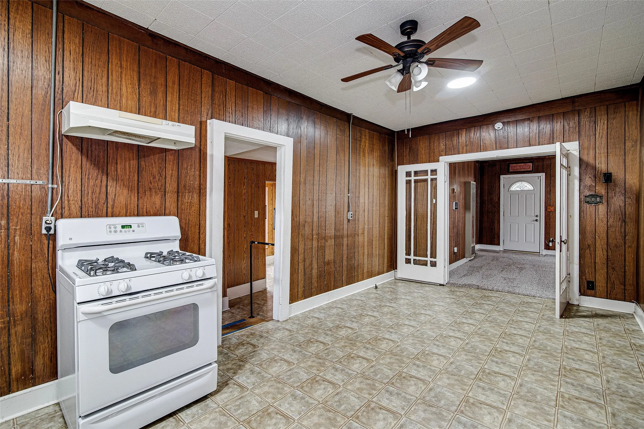 Single Family Residence For Rent in Johnson County , 507 W Heard Street, Cleburne, Texas 76033, 2 Bedroom, 1 Bathroom, 2 Garage spaces, 1,302 Sqft, built in 1982, mls#21357418, Real Estate Agent in Cleburne, Homes For Rent in Johnson county, Homes For Rent in Cleburne, Realtor in Cleburne Texas, Real Estate Brokerage Independent Realty Texas, Luminita Cordes Realtor