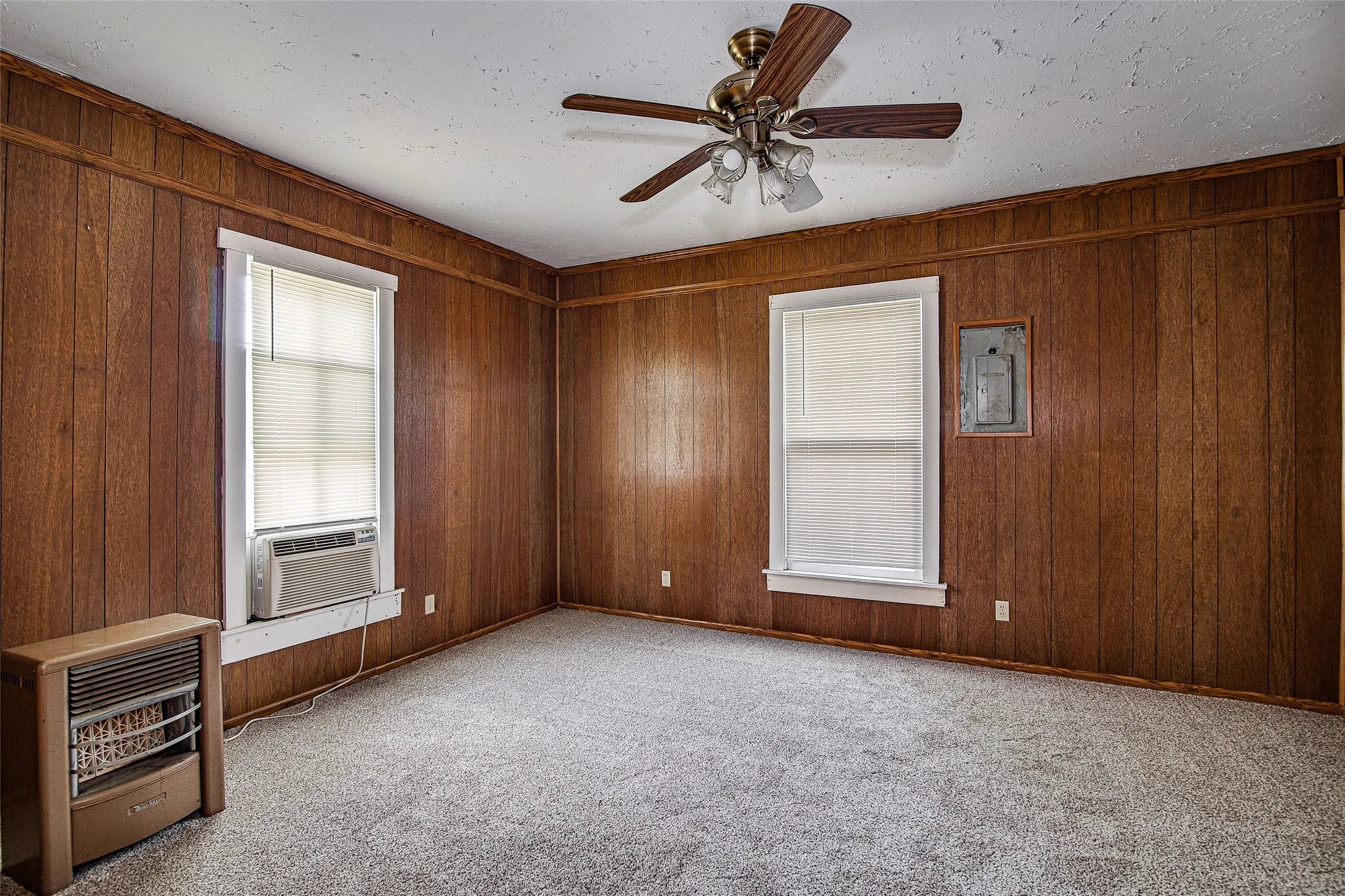 Single Family Residence For Rent in Johnson County , 507 W Heard Street, Cleburne, Texas 76033, 2 Bedroom, 1 Bathroom, 2 Garage spaces, 1,302 Sqft, built in 1982, mls#21357418, Real Estate Agent in Cleburne, Homes For Rent in Johnson county, Homes For Rent in Cleburne, Realtor in Cleburne Texas, Real Estate Brokerage Independent Realty Texas, Luminita Cordes Realtor