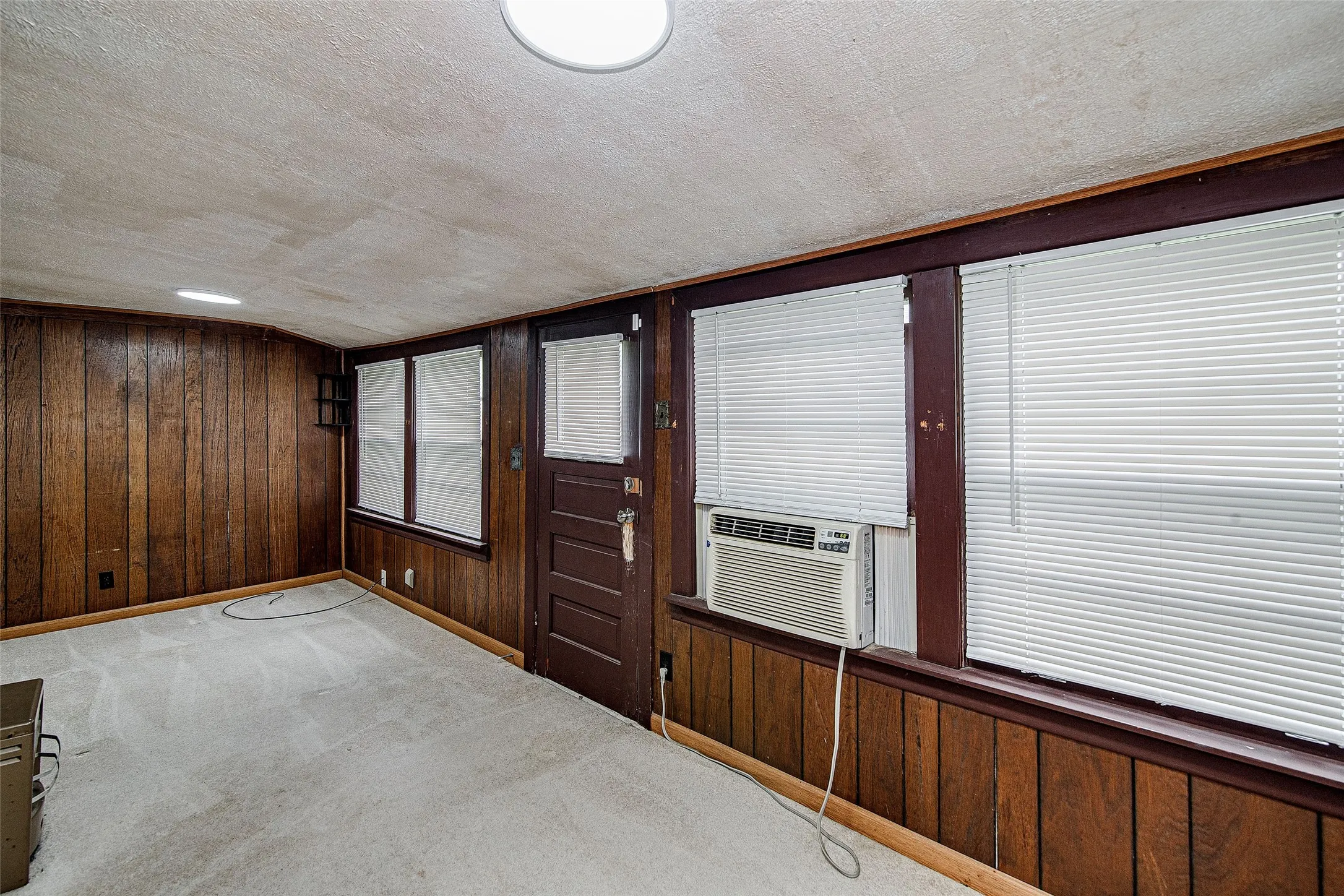 Single Family Residence For Rent in Johnson County , 507 W Heard Street, Cleburne, Texas 76033, 2 Bedroom, 1 Bathroom, 2 Garage spaces, 1,302 Sqft, built in 1982, mls#21357418, Real Estate Agent in Cleburne, Homes For Rent in Johnson county, Homes For Rent in Cleburne, Realtor in Cleburne Texas, Real Estate Brokerage Independent Realty Texas, Luminita Cordes Realtor