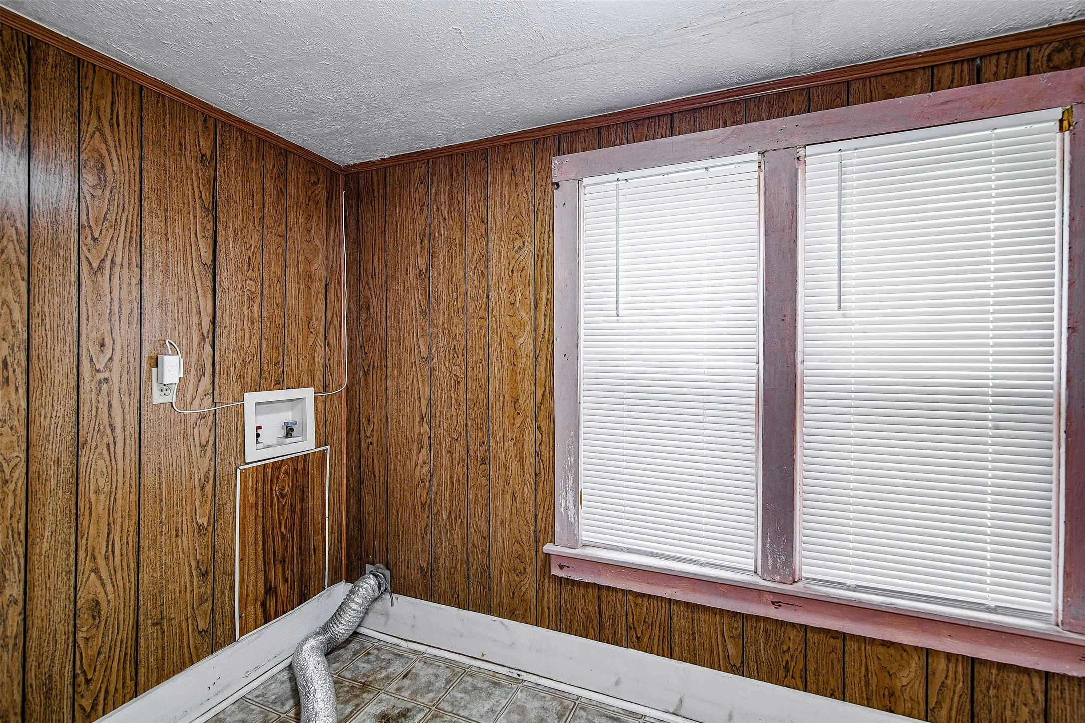 Single Family Residence For Rent in Johnson County , 507 W Heard Street, Cleburne, Texas 76033, 2 Bedroom, 1 Bathroom, 2 Garage spaces, 1,302 Sqft, built in 1982, mls#21357418, Real Estate Agent in Cleburne, Homes For Rent in Johnson county, Homes For Rent in Cleburne, Realtor in Cleburne Texas, Real Estate Brokerage Independent Realty Texas, Luminita Cordes Realtor