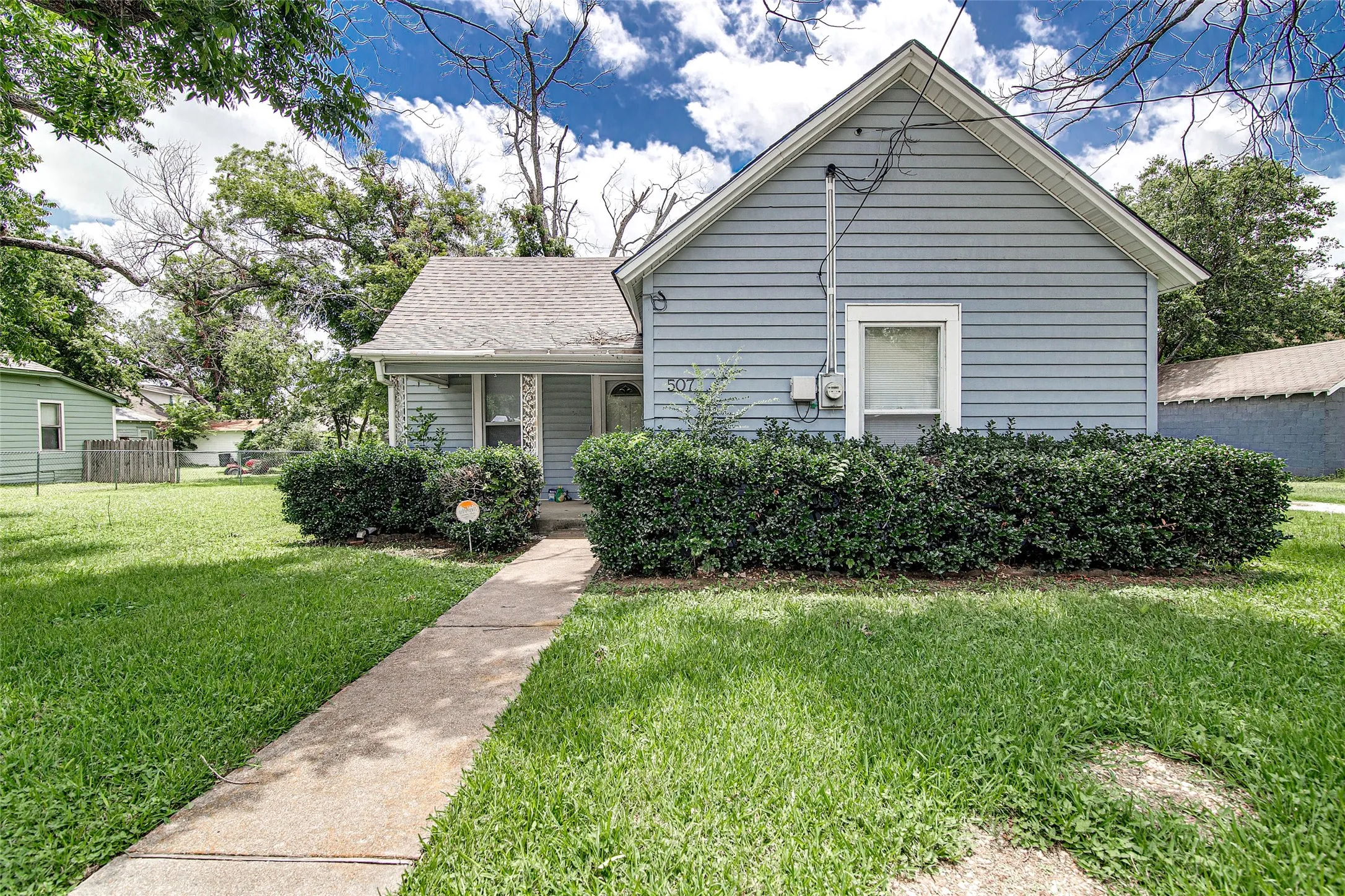 Single Family Residence For Rent in Johnson County , 507 W Heard Street, Cleburne, Texas 76033, 2 Bedroom, 1 Bathroom, 2 Garage spaces, 1,302 Sqft, built in 1982, mls#21357418, Real Estate Agent in Cleburne, Homes For Rent in Johnson county, Homes For Rent in Cleburne, Realtor in Cleburne Texas, Real Estate Brokerage Independent Realty Texas, Luminita Cordes Realtor