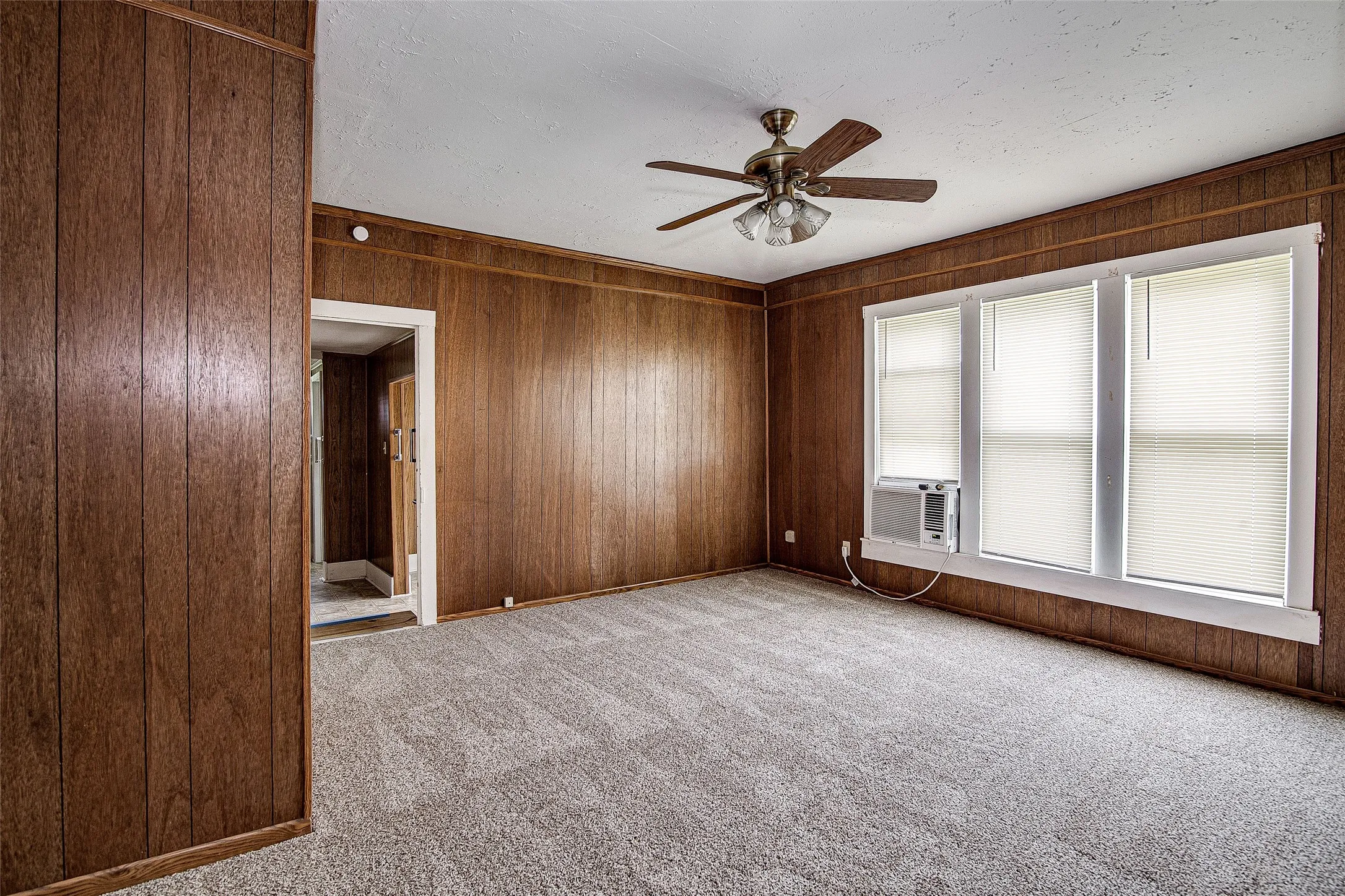 Single Family Residence For Rent in Johnson County , 507 W Heard Street, Cleburne, Texas 76033, 2 Bedroom, 1 Bathroom, 2 Garage spaces, 1,302 Sqft, built in 1982, mls#21357418, Real Estate Agent in Cleburne, Homes For Rent in Johnson county, Homes For Rent in Cleburne, Realtor in Cleburne Texas, Real Estate Brokerage Independent Realty Texas, Luminita Cordes Realtor