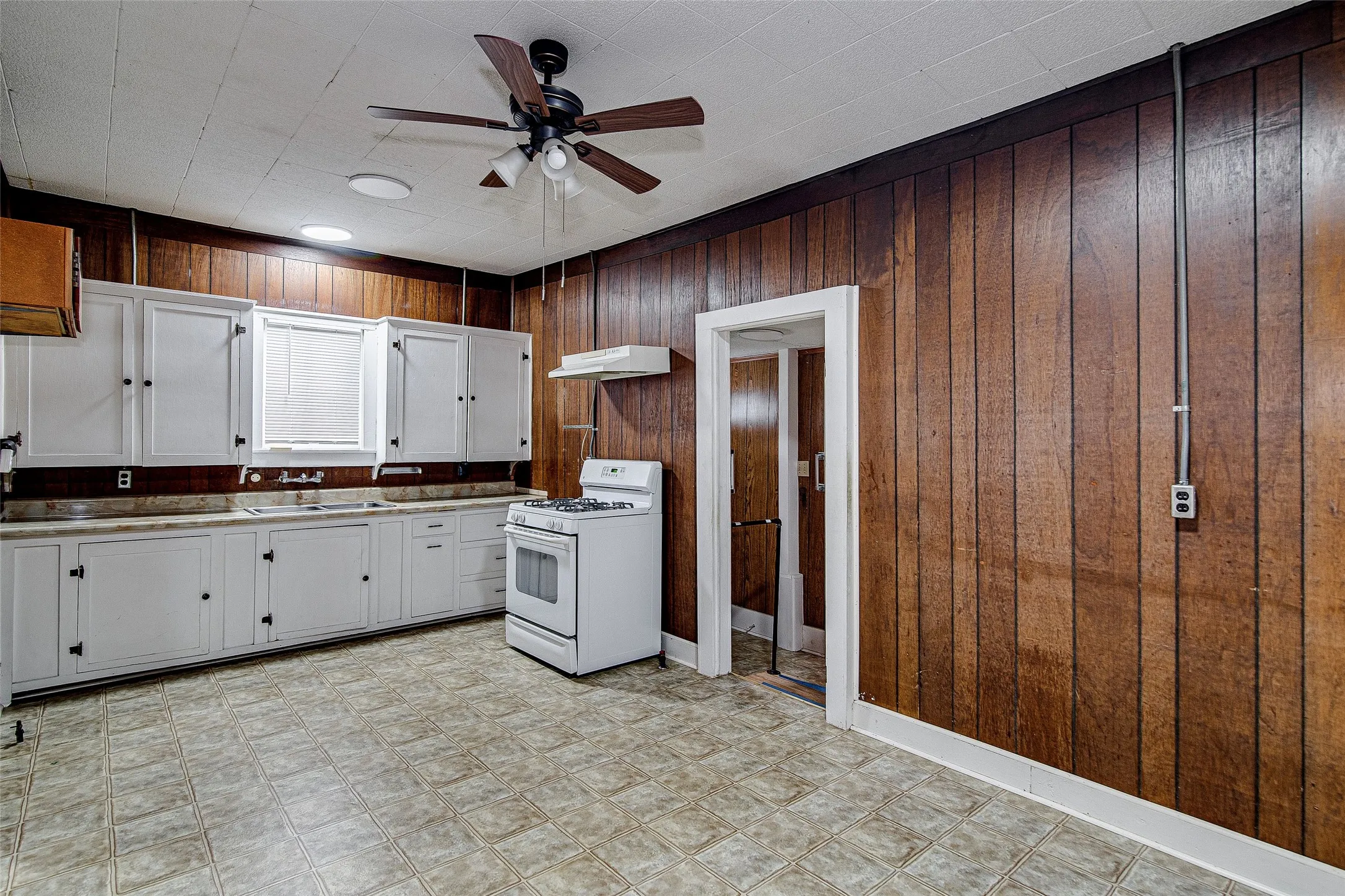 Single Family Residence For Rent in Johnson County , 507 W Heard Street, Cleburne, Texas 76033, 2 Bedroom, 1 Bathroom, 2 Garage spaces, 1,302 Sqft, built in 1982, mls#21357418, Real Estate Agent in Cleburne, Homes For Rent in Johnson county, Homes For Rent in Cleburne, Realtor in Cleburne Texas, Real Estate Brokerage Independent Realty Texas, Luminita Cordes Realtor