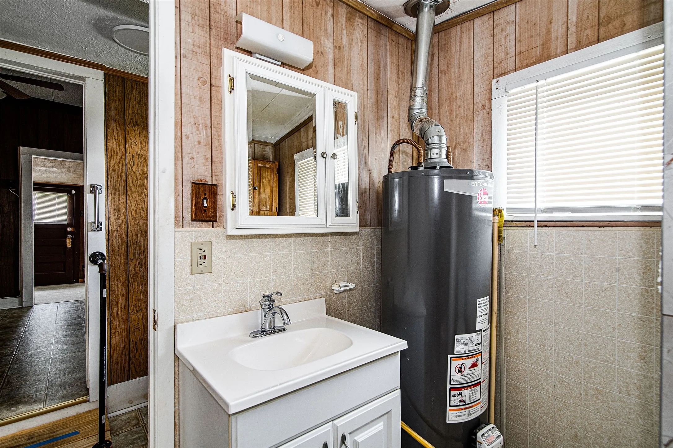 Single Family Residence For Rent in Johnson County , 507 W Heard Street, Cleburne, Texas 76033, 2 Bedroom, 1 Bathroom, 2 Garage spaces, 1,302 Sqft, built in 1982, mls#21357418, Real Estate Agent in Cleburne, Homes For Rent in Johnson county, Homes For Rent in Cleburne, Realtor in Cleburne Texas, Real Estate Brokerage Independent Realty Texas, Luminita Cordes Realtor
