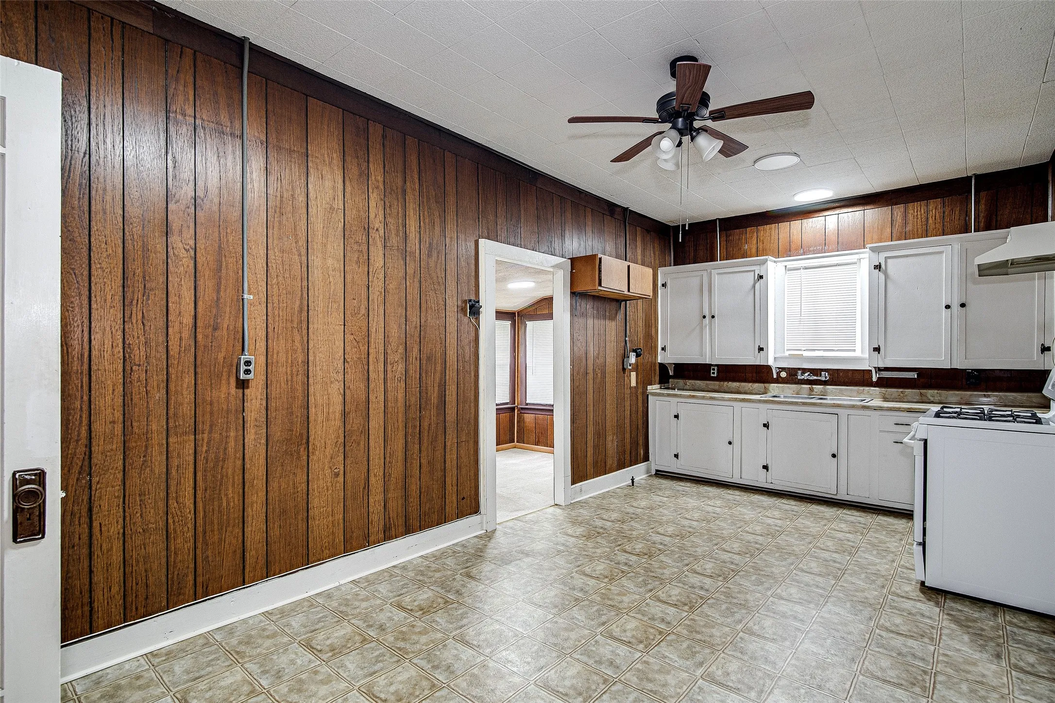 Single Family Residence For Rent in Johnson County , 507 W Heard Street, Cleburne, Texas 76033, 2 Bedroom, 1 Bathroom, 2 Garage spaces, 1,302 Sqft, built in 1982, mls#21357418, Real Estate Agent in Cleburne, Homes For Rent in Johnson county, Homes For Rent in Cleburne, Realtor in Cleburne Texas, Real Estate Brokerage Independent Realty Texas, Luminita Cordes Realtor