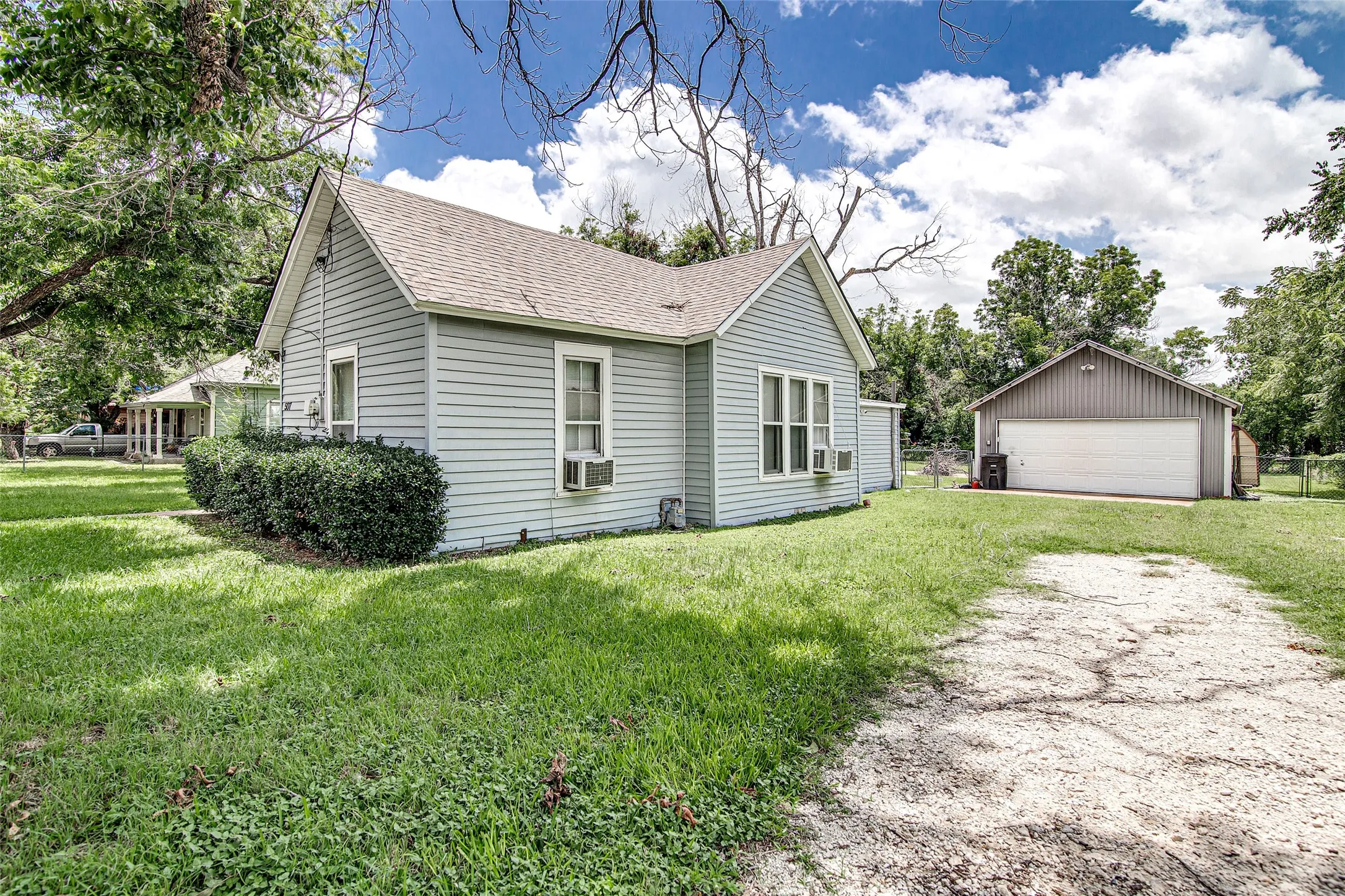 Single Family Residence For Rent in Johnson County , 507 W Heard Street, Cleburne, Texas 76033, 2 Bedroom, 1 Bathroom, 2 Garage spaces, 1,302 Sqft, built in 1982, mls#21357418, Real Estate Agent in Cleburne, Homes For Rent in Johnson county, Homes For Rent in Cleburne, Realtor in Cleburne Texas, Real Estate Brokerage Independent Realty Texas, Luminita Cordes Realtor