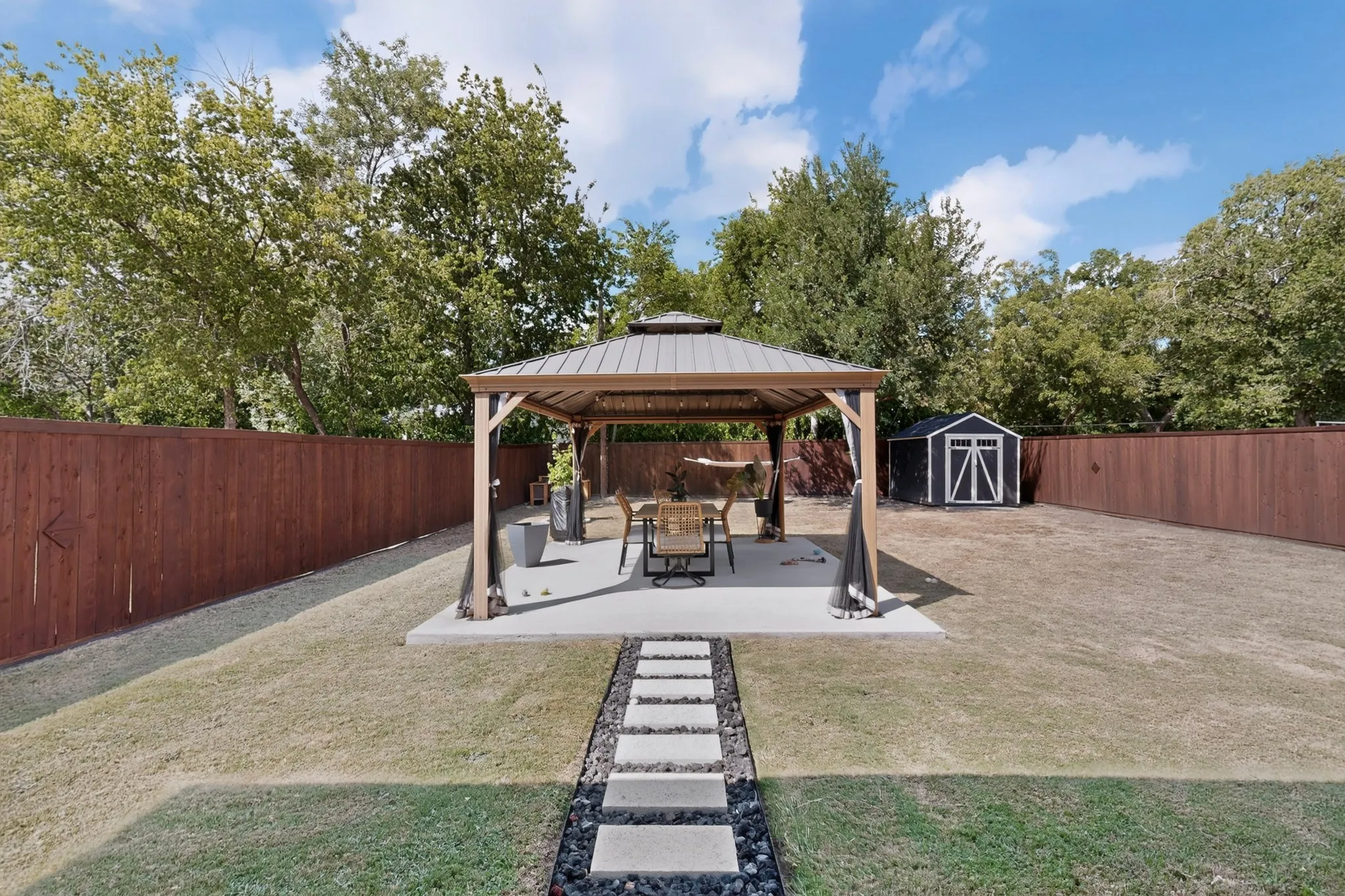 Single Family Residence For Sale in Ellis County , 215 1/2 Aldridge Street, Waxahachie, Texas 75165, 3 Bedroom, 2 Bathroom, 2 Garage spaces, 1,697 Sqft, built in 2022, mls#21356562, Real Estate Agent in Waxahachie, Homes For Sale in Ellis county, Homes For Sale in Waxahachie, Realtor in Waxahachie Texas, Real Estate Brokerage Independent Realty Texas, Luminita Cordes Realtor
