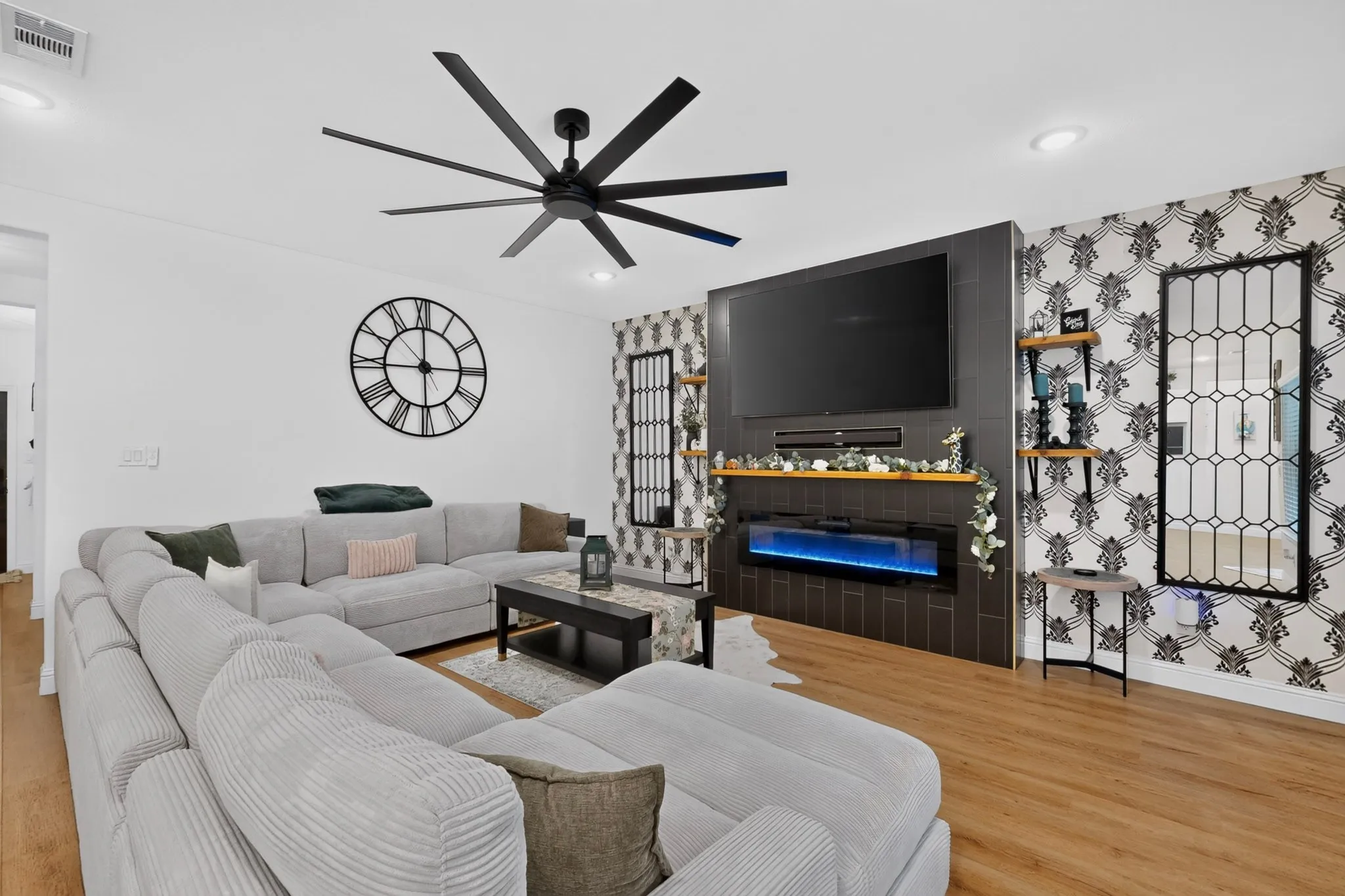 Single Family Residence For Sale in Ellis County , 215 1/2 Aldridge Street, Waxahachie, Texas 75165, 3 Bedroom, 2 Bathroom, 2 Garage spaces, 1,697 Sqft, built in 2022, mls#21356562, Real Estate Agent in Waxahachie, Homes For Sale in Ellis county, Homes For Sale in Waxahachie, Realtor in Waxahachie Texas, Real Estate Brokerage Independent Realty Texas, Luminita Cordes Realtor