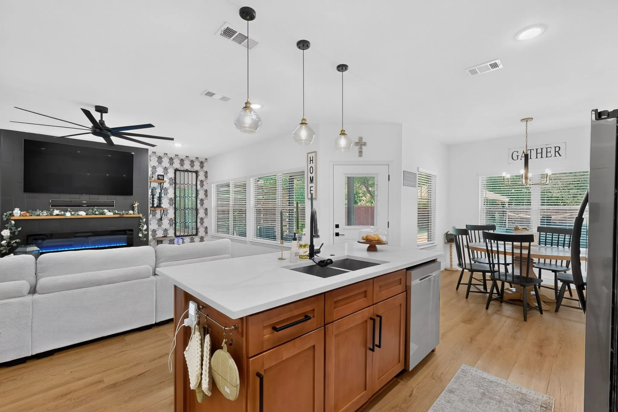 Single Family Residence For Sale in Ellis County , 215 1/2 Aldridge Street, Waxahachie, Texas 75165, 3 Bedroom, 2 Bathroom, 2 Garage spaces, 1,697 Sqft, built in 2022, mls#21356562, Real Estate Agent in Waxahachie, Homes For Sale in Ellis county, Homes For Sale in Waxahachie, Realtor in Waxahachie Texas, Real Estate Brokerage Independent Realty Texas, Luminita Cordes Realtor