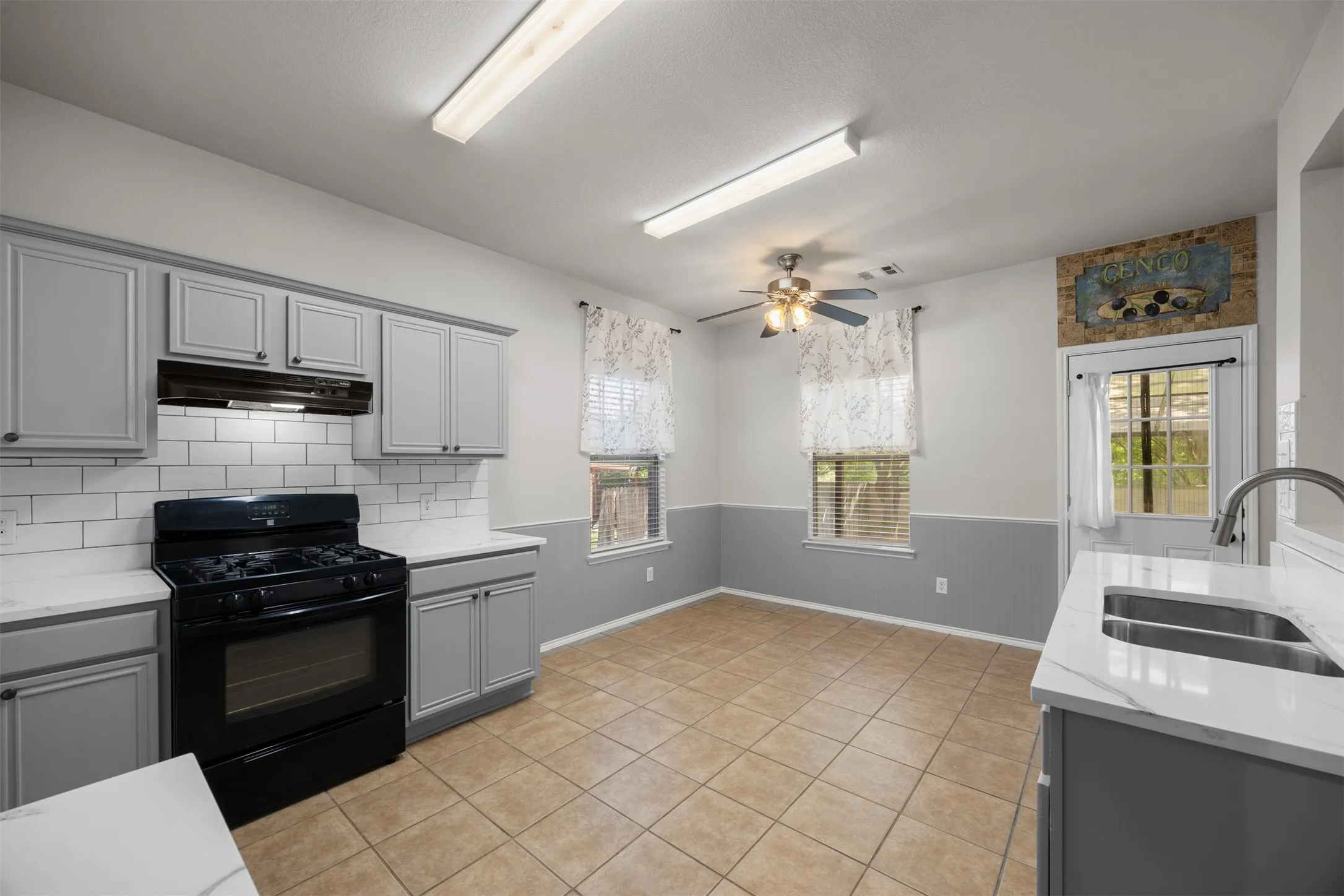 Single Family Residence For Sale in Collin County , 1100 Chesterfield Drive, Mc Kinney, Texas 75071, 3 Bedroom, 3 Bathroom, 2 Garage spaces, 2,176 Sqft, built in 2003, mls#21352676, Real Estate Agent in Mc Kinney, Homes For Sale in Collin county, Homes For Sale in Mc Kinney, Realtor in Mc Kinney Texas, Real Estate Brokerage Independent Realty Texas, Luminita Cordes Realtor