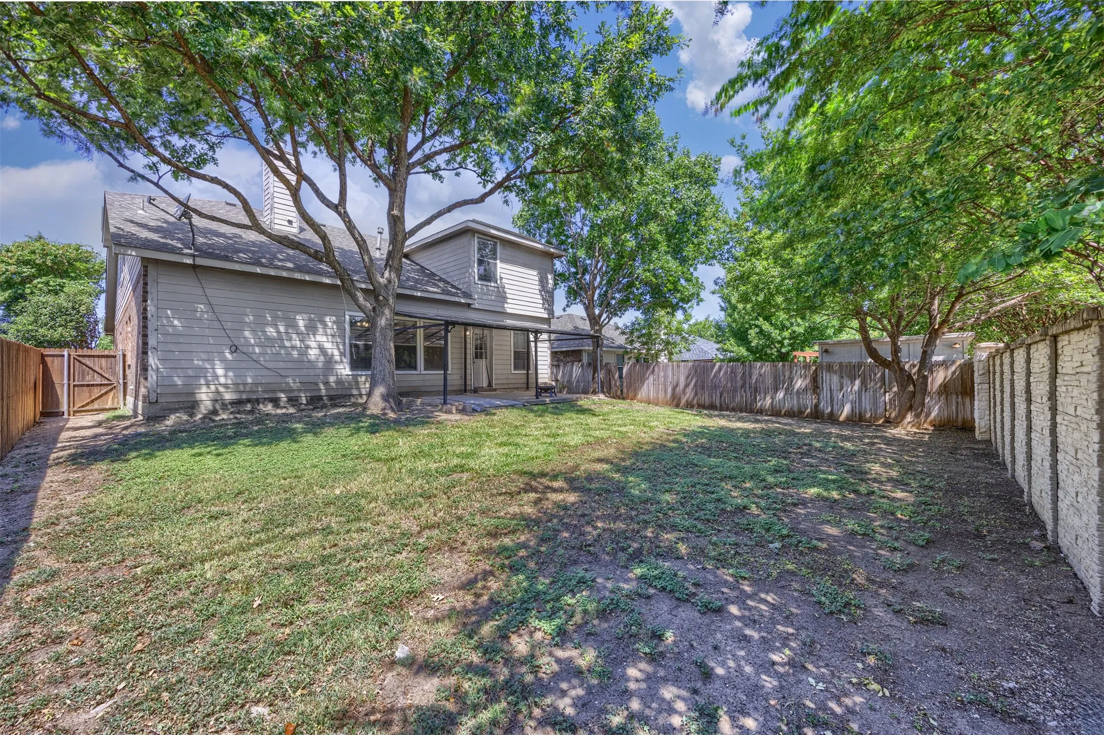 Single Family Residence For Sale in Collin County , 1100 Chesterfield Drive, Mc Kinney, Texas 75071, 3 Bedroom, 3 Bathroom, 2 Garage spaces, 2,176 Sqft, built in 2003, mls#21352676, Real Estate Agent in Mc Kinney, Homes For Sale in Collin county, Homes For Sale in Mc Kinney, Realtor in Mc Kinney Texas, Real Estate Brokerage Independent Realty Texas, Luminita Cordes Realtor
