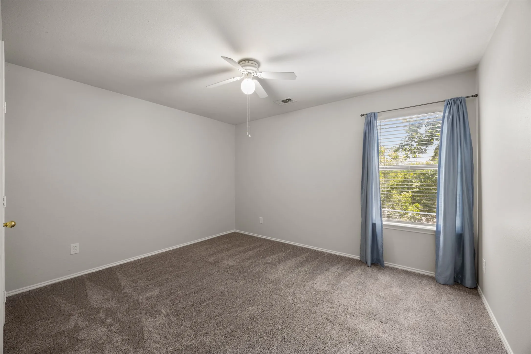 Single Family Residence For Sale in Collin County , 1100 Chesterfield Drive, Mc Kinney, Texas 75071, 3 Bedroom, 3 Bathroom, 2 Garage spaces, 2,176 Sqft, built in 2003, mls#21352676, Real Estate Agent in Mc Kinney, Homes For Sale in Collin county, Homes For Sale in Mc Kinney, Realtor in Mc Kinney Texas, Real Estate Brokerage Independent Realty Texas, Luminita Cordes Realtor