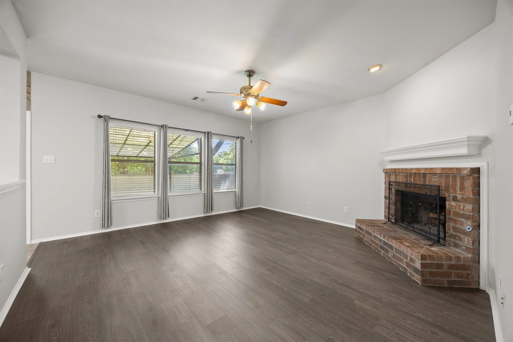 Single Family Residence For Sale in Collin County , 1100 Chesterfield Drive, Mc Kinney, Texas 75071, 3 Bedroom, 3 Bathroom, 2 Garage spaces, 2,176 Sqft, built in 2003, mls#21352676, Real Estate Agent in Mc Kinney, Homes For Sale in Collin county, Homes For Sale in Mc Kinney, Realtor in Mc Kinney Texas, Real Estate Brokerage Independent Realty Texas, Luminita Cordes Realtor