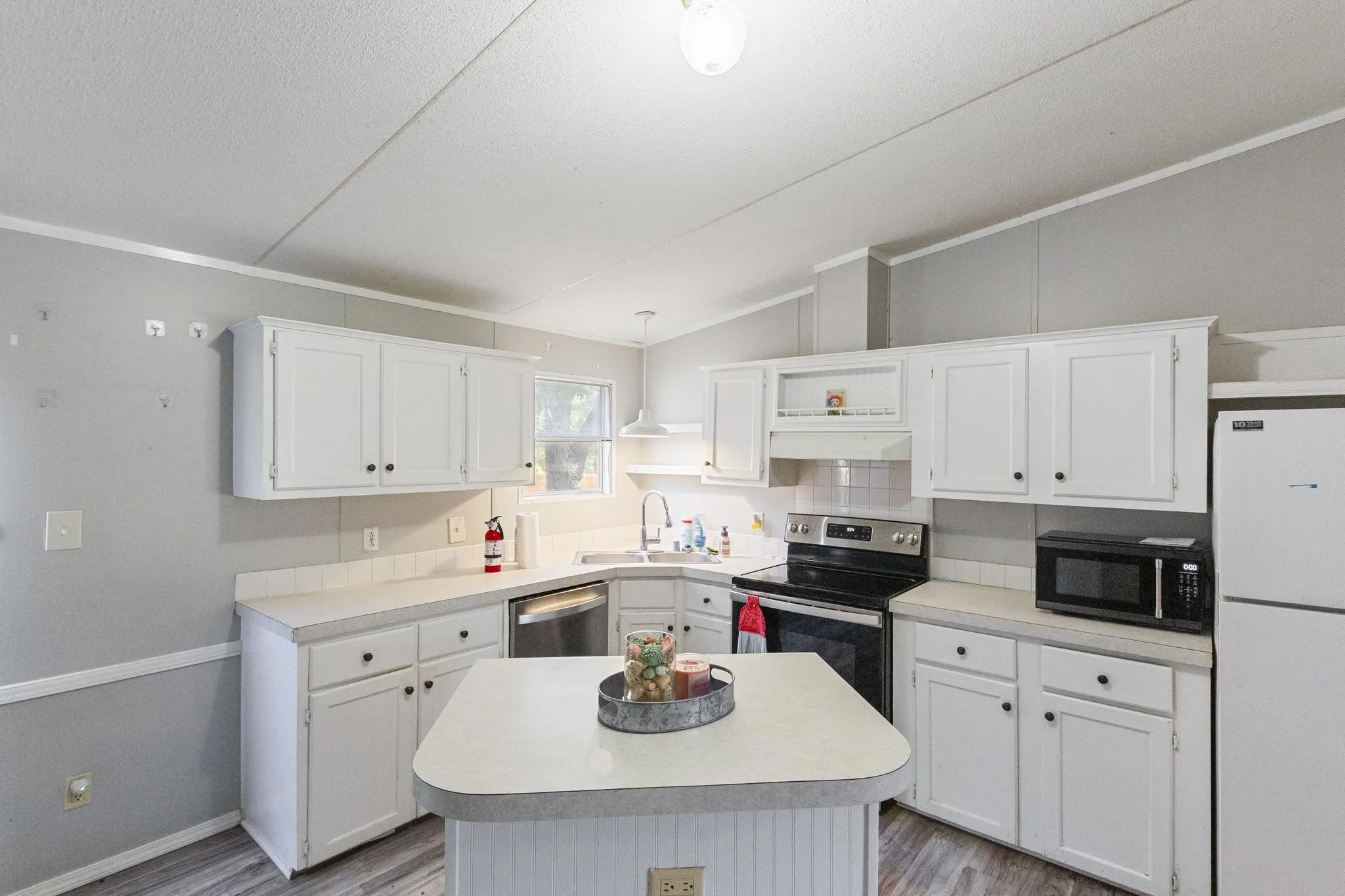 Single Family Residence For Sale in Cooke County , 313 Hogan Lane, Whitesboro, Texas 76273, 3 Bedroom, 2 Bathroom, Garage spaces, 1,232 Sqft, built in 1996, mls#21348731, Real Estate Agent in Whitesboro, Homes For Sale in Cooke county, Homes For Sale in Whitesboro, Realtor in Whitesboro Texas, Real Estate Brokerage Independent Realty Texas, Luminita Cordes Realtor
