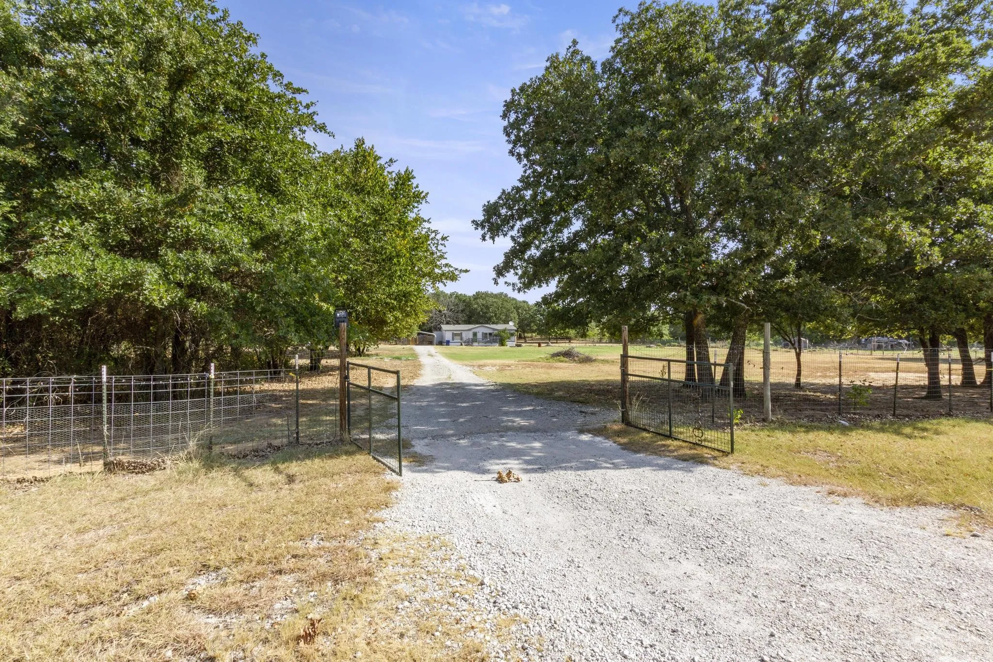 Single Family Residence For Sale in Cooke County , 313 Hogan Lane, Whitesboro, Texas 76273, 3 Bedroom, 2 Bathroom, Garage spaces, 1,232 Sqft, built in 1996, mls#21348731, Real Estate Agent in Whitesboro, Homes For Sale in Cooke county, Homes For Sale in Whitesboro, Realtor in Whitesboro Texas, Real Estate Brokerage Independent Realty Texas, Luminita Cordes Realtor