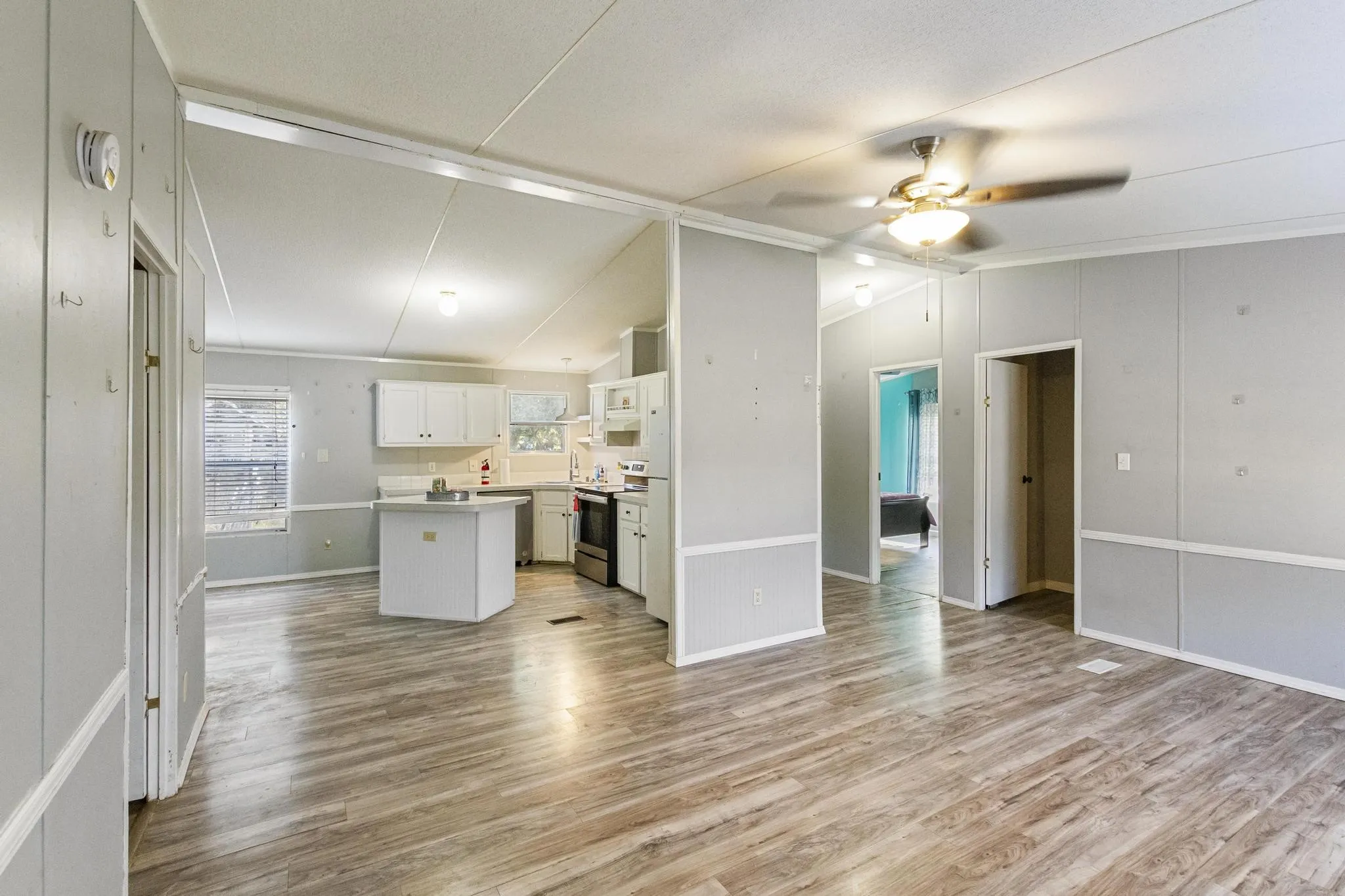 Single Family Residence For Sale in Cooke County , 313 Hogan Lane, Whitesboro, Texas 76273, 3 Bedroom, 2 Bathroom, Garage spaces, 1,232 Sqft, built in 1996, mls#21348731, Real Estate Agent in Whitesboro, Homes For Sale in Cooke county, Homes For Sale in Whitesboro, Realtor in Whitesboro Texas, Real Estate Brokerage Independent Realty Texas, Luminita Cordes Realtor
