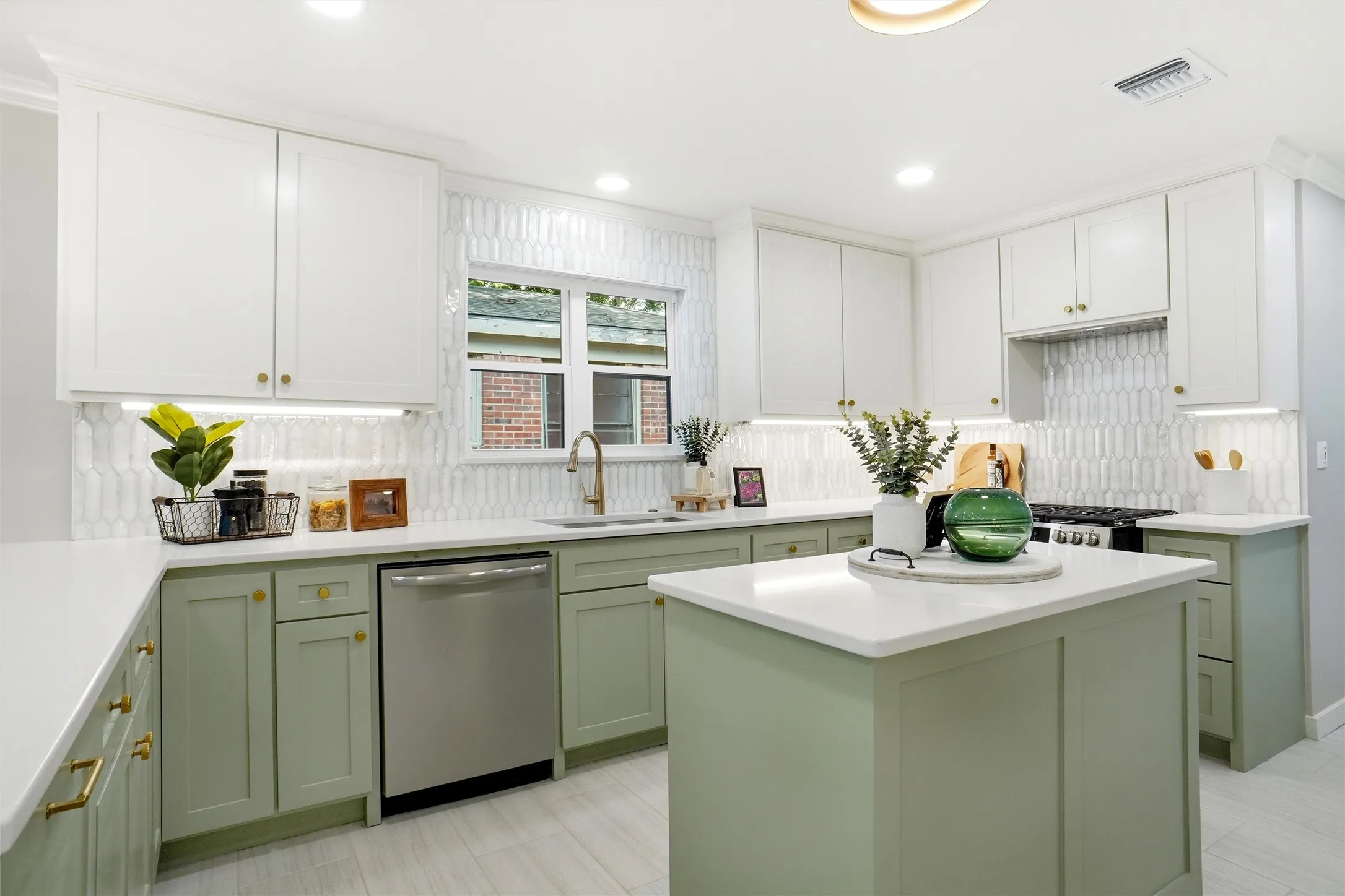 Single Family Residence For Sale in Tarrant County , 5452 Santa Barbara Avenue, Fort Worth, Texas 76114, 4 Bedroom, 3 Bathroom, Garage spaces, 1,806 Sqft, built in 1956, mls#21357003, Real Estate Agent in Fort Worth, Homes For Sale in Tarrant county, Homes For Sale in Fort Worth, Realtor in Fort Worth Texas, Real Estate Brokerage Independent Realty Texas, Luminita Cordes Realtor