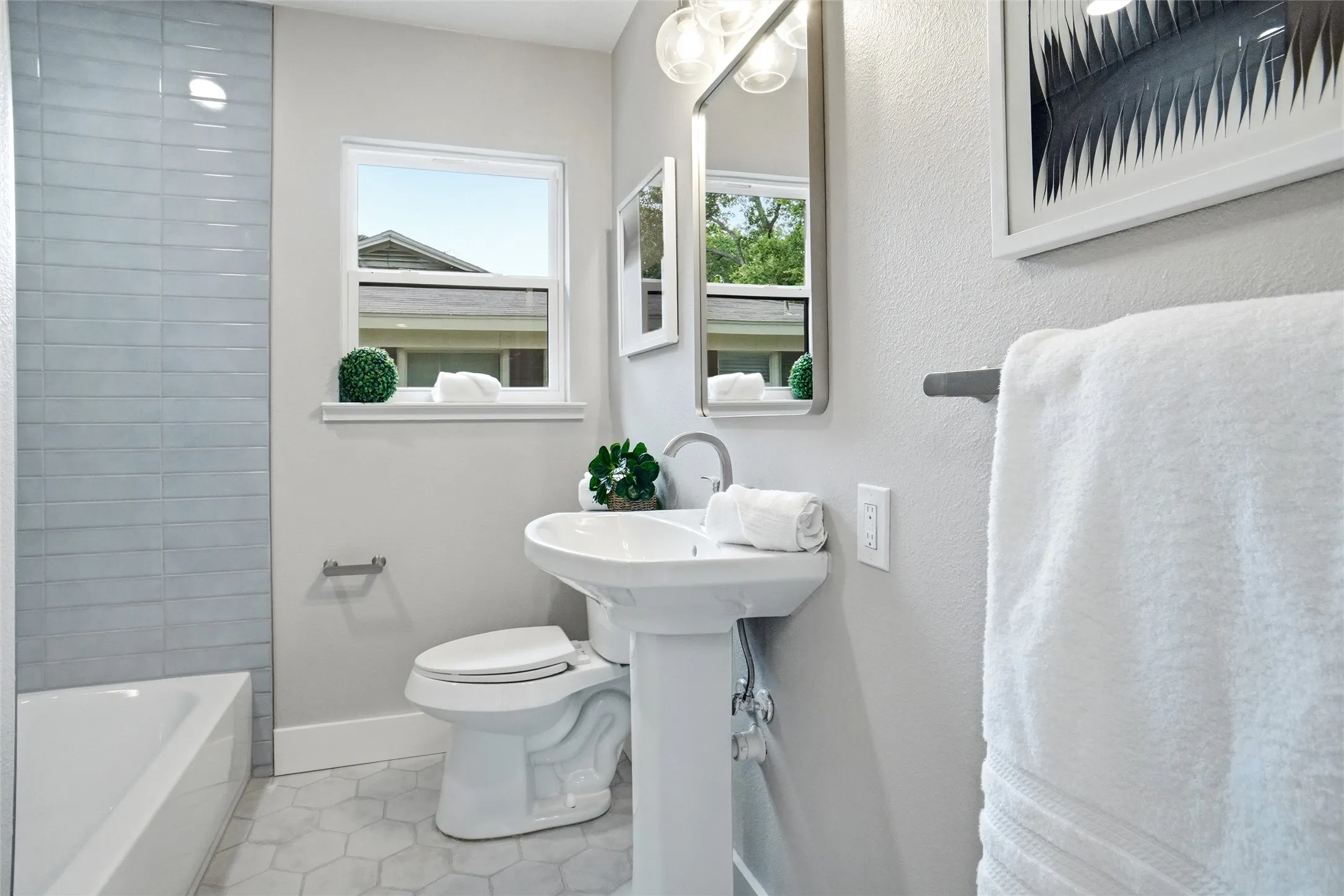 Single Family Residence For Sale in Tarrant County , 5452 Santa Barbara Avenue, Fort Worth, Texas 76114, 4 Bedroom, 3 Bathroom, Garage spaces, 1,806 Sqft, built in 1956, mls#21357003, Real Estate Agent in Fort Worth, Homes For Sale in Tarrant county, Homes For Sale in Fort Worth, Realtor in Fort Worth Texas, Real Estate Brokerage Independent Realty Texas, Luminita Cordes Realtor