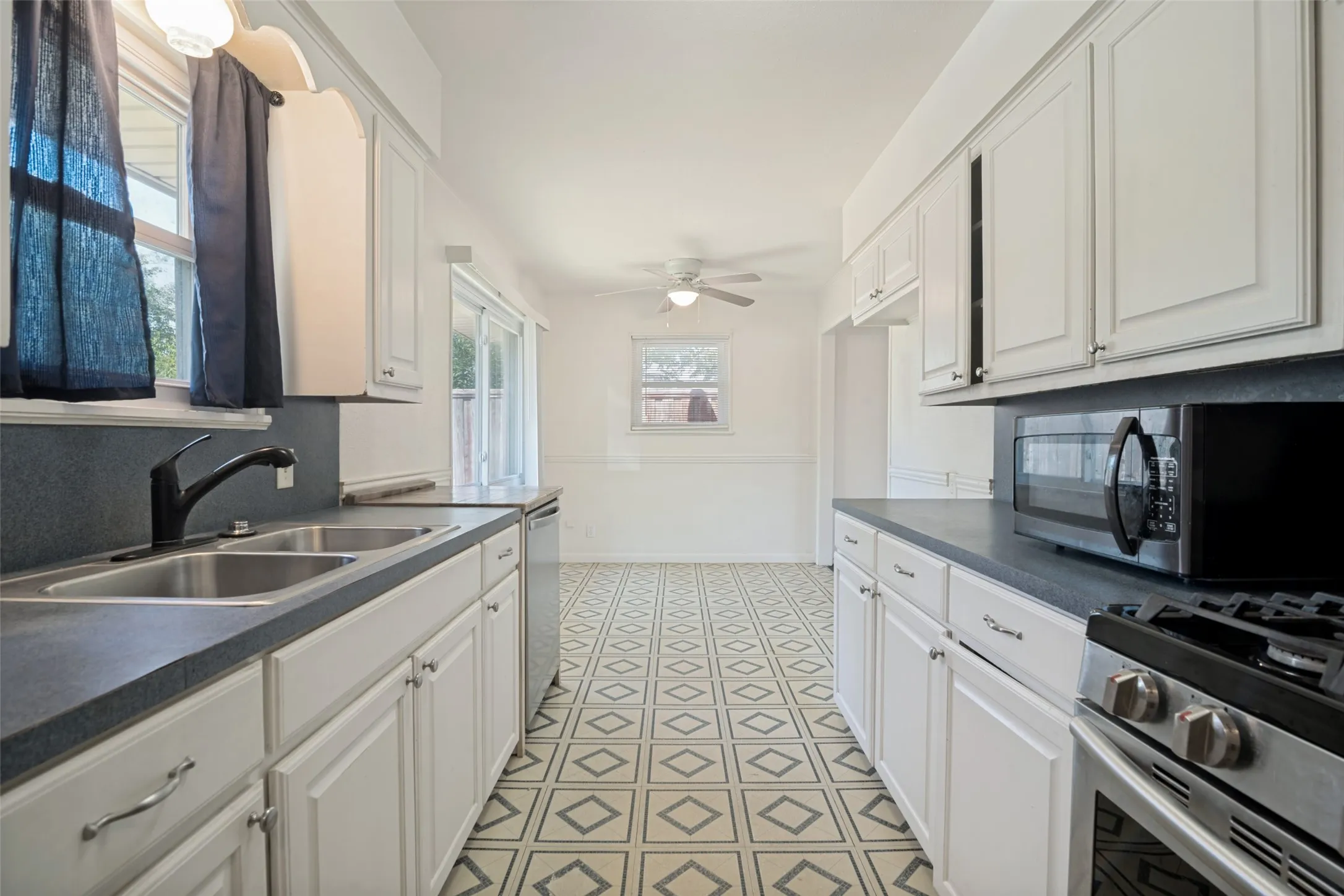Single Family Residence For Sale in Grayson County , 203 W College Street, Whitewright, Texas 75491, 3 Bedroom, 1 Bathroom, Garage spaces, 1,150 Sqft, built in 1950, mls#21350060, Real Estate Agent in Whitewright, Homes For Sale in Grayson county, Homes For Sale in Whitewright, Realtor in Whitewright Texas, Real Estate Brokerage Independent Realty Texas, Luminita Cordes Realtor